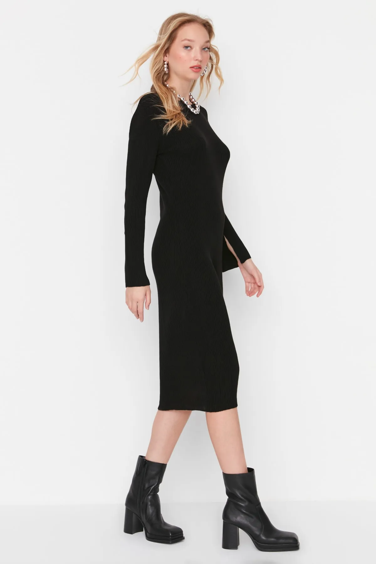 Trendyol Collection  Schwarzes, detailliertes Strickkleid mit Schlitz TWOAW23AU00187