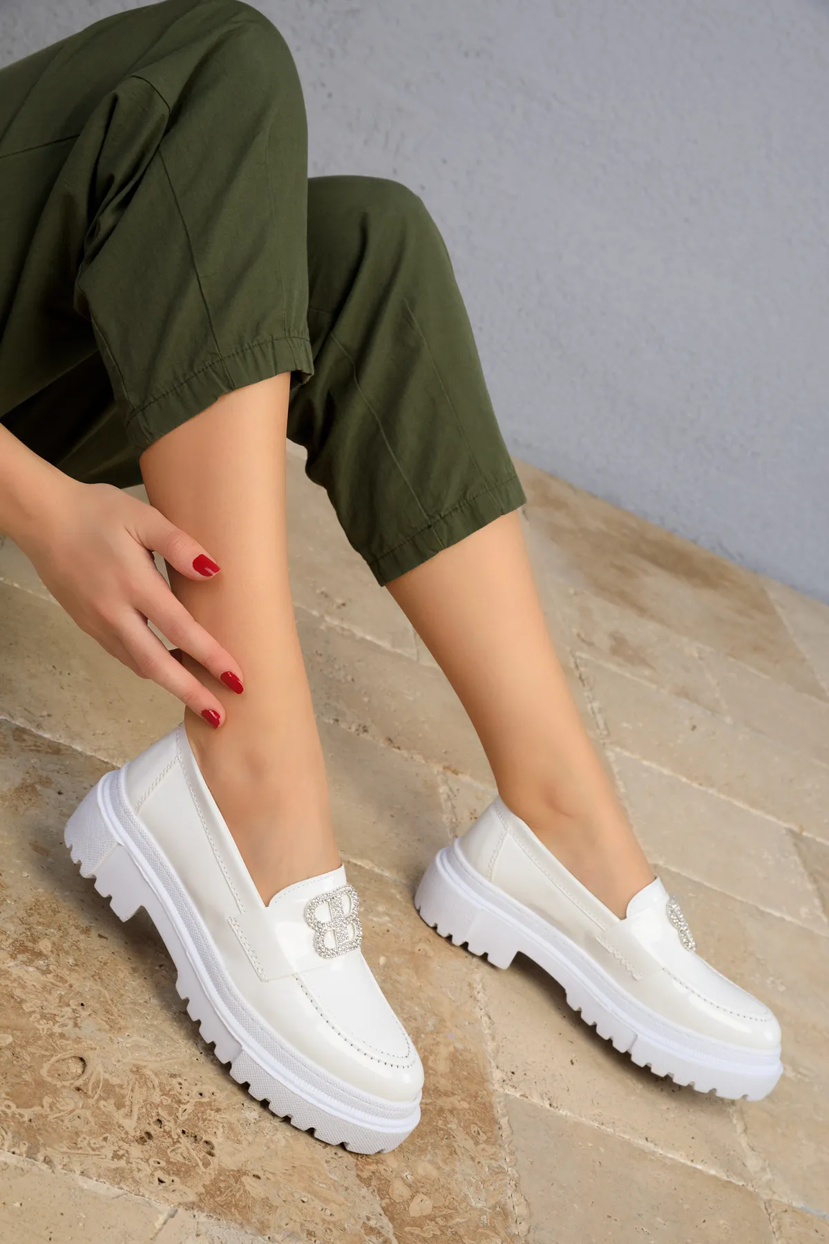 SOHO  Weiße Lackleder-Freizeitschuhe für Damen 18650