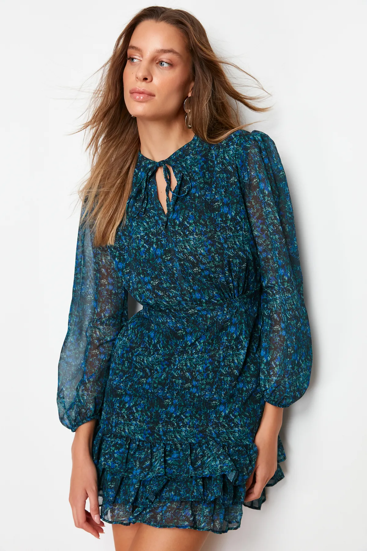 Trendyol Collection  Grünes A-Linien-Minikleid aus Webstoff mit gefüttertem Kragen und gebundenem Volant TWOAW21EL1442