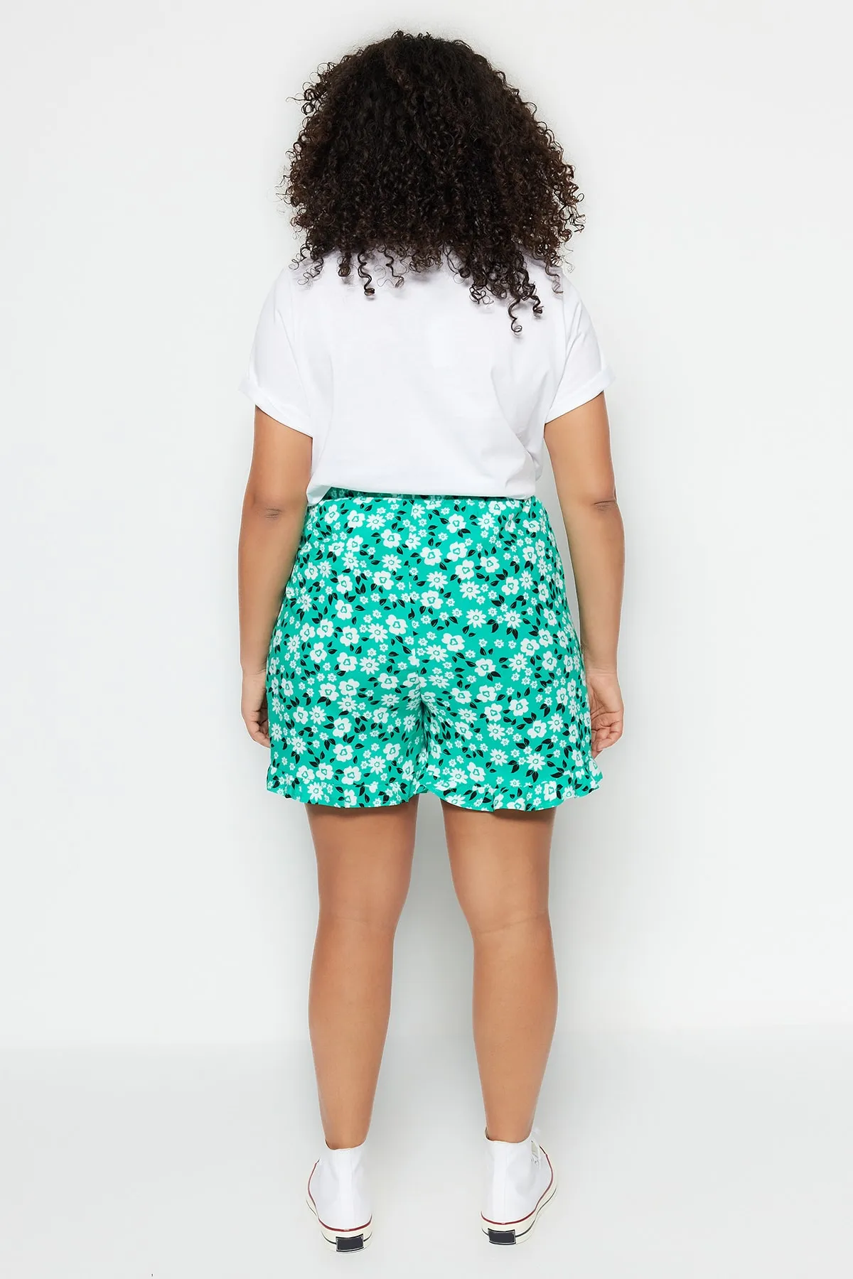 Trendyol Curve  Grüner, mit Blumenmuster gemusterter, gewebter, gebundener Shorts-Rock TBBSS22SR0164
