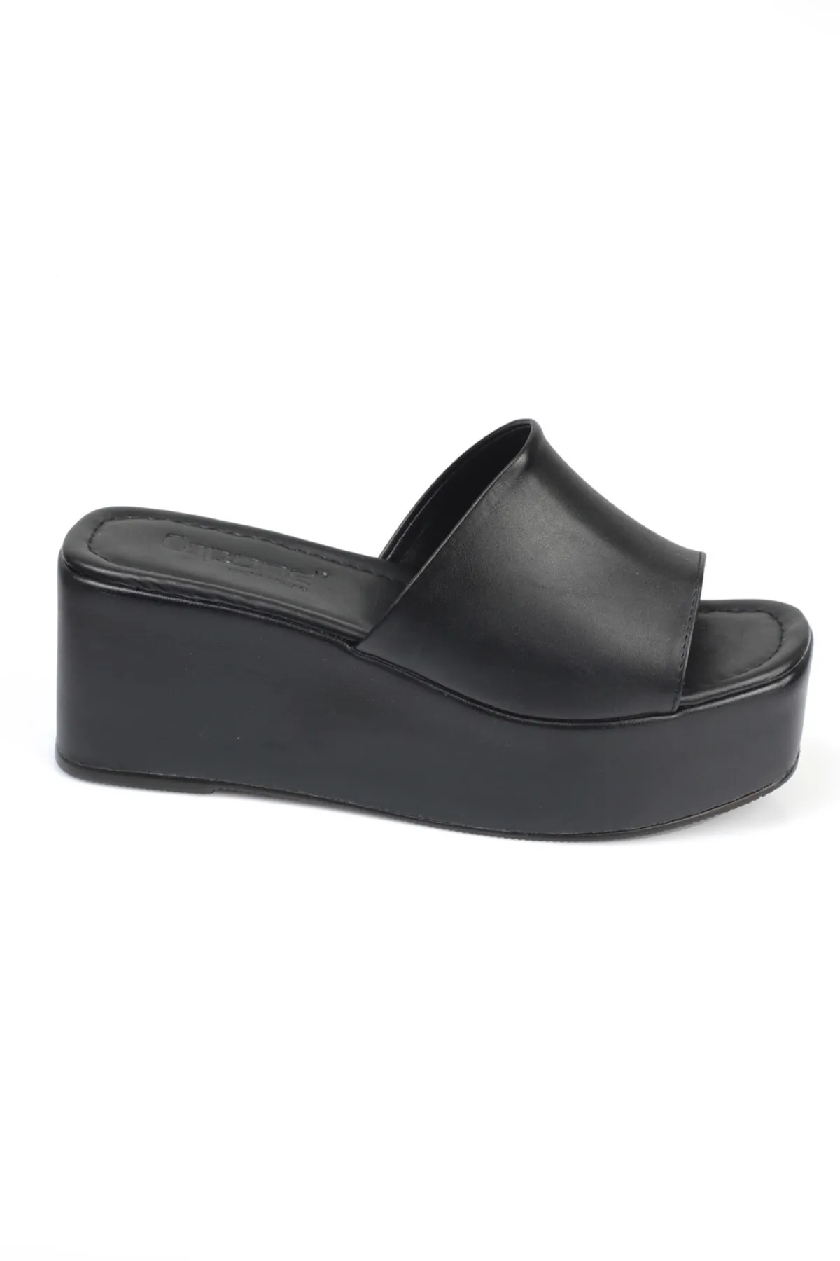 Capone Outfitters  Capone Damen-Flatform-Hausschuhe mit metallischem Keilabsatz und einem Riemen in Schwarz