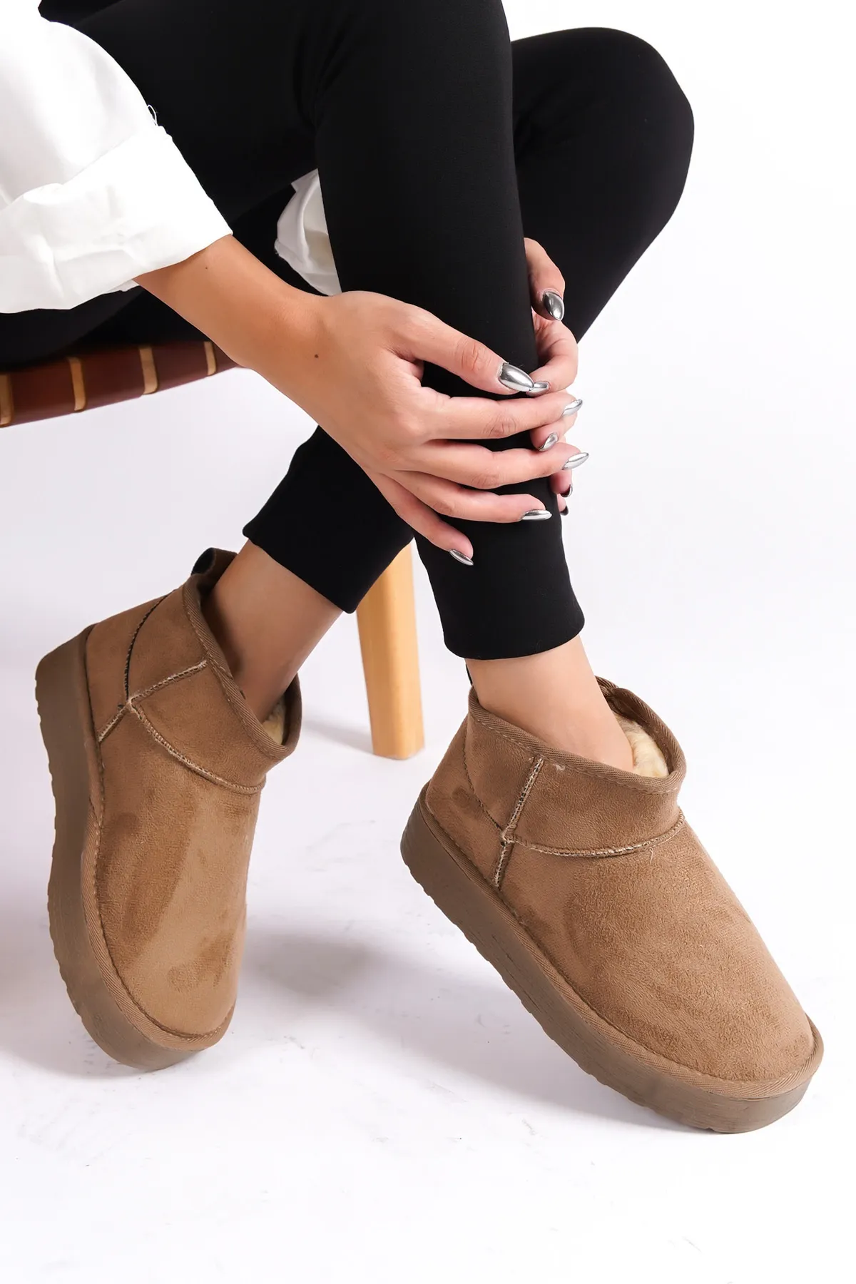 Capone Outfitters  Kurze Damenstiefel mit dicker Sohle und runder Spitze