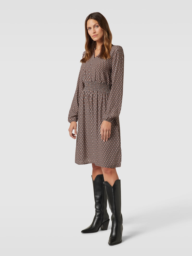 Knielanges Kleid mit Allover-Muster in schwarz