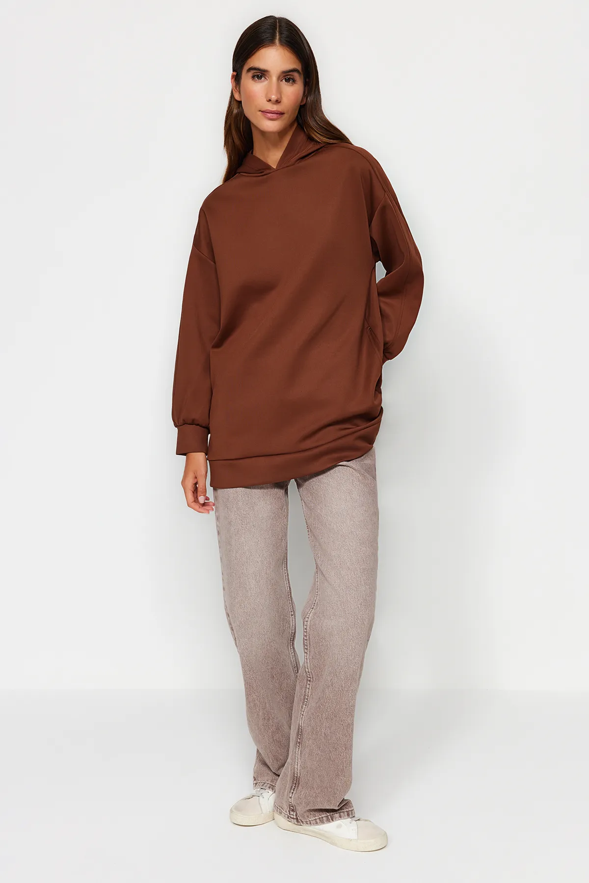 Trendyol Modest  Braunes, weit geschnittenes, übergroßes Sweatshirt aus Scuba-Strick mit Kapuze und Taschen TCTAW22TW0151