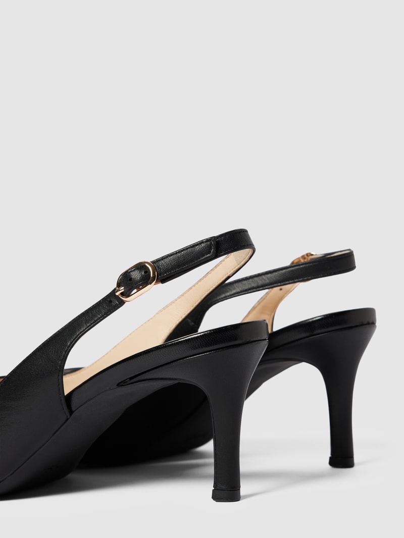 Pumps mit Dornschließe in schwarz