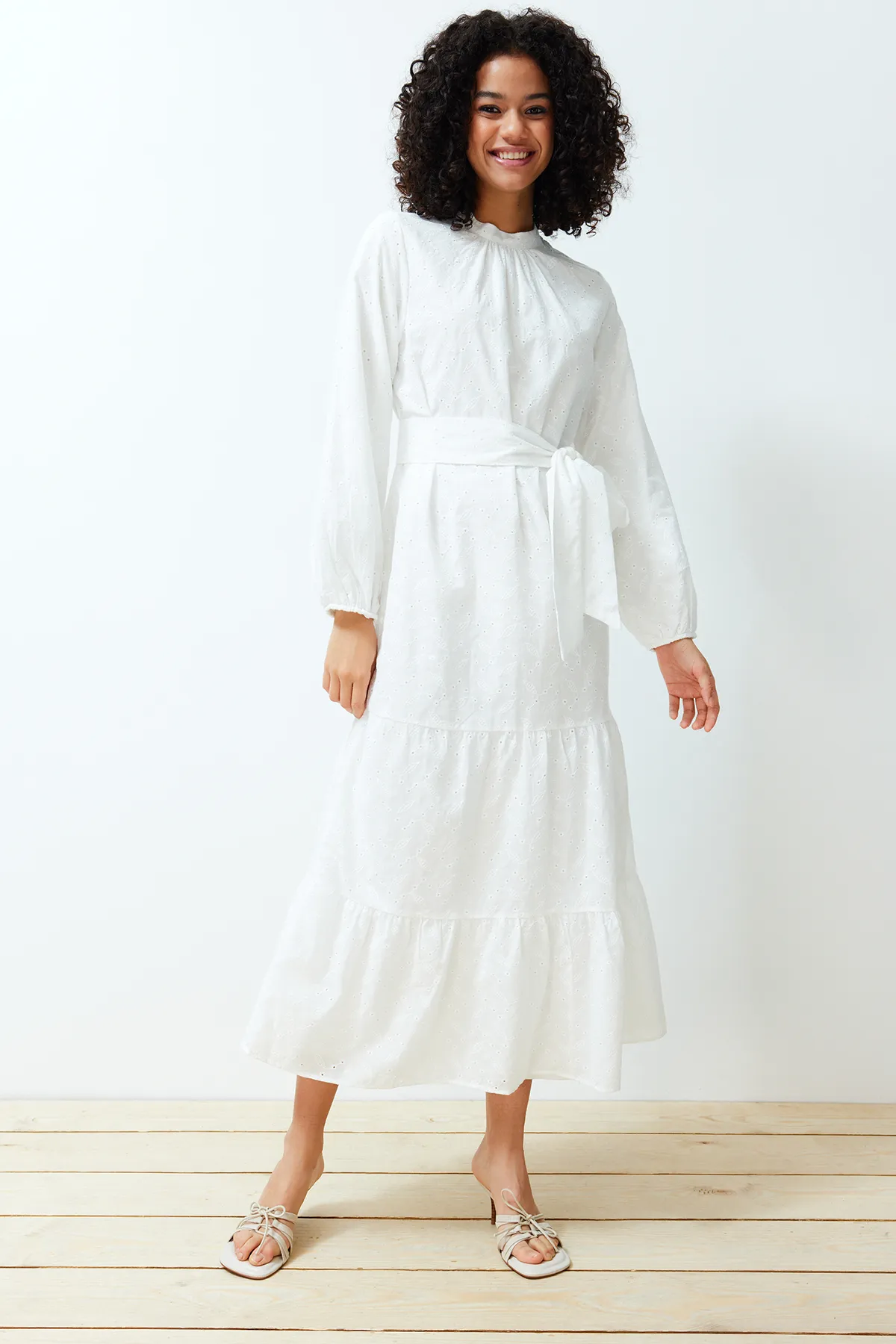 Trendyol Modest  Weißes, gewebtes Kleid mit Stehkragen, Stickerei und Spitzenfutter TCTSS24EB00053
