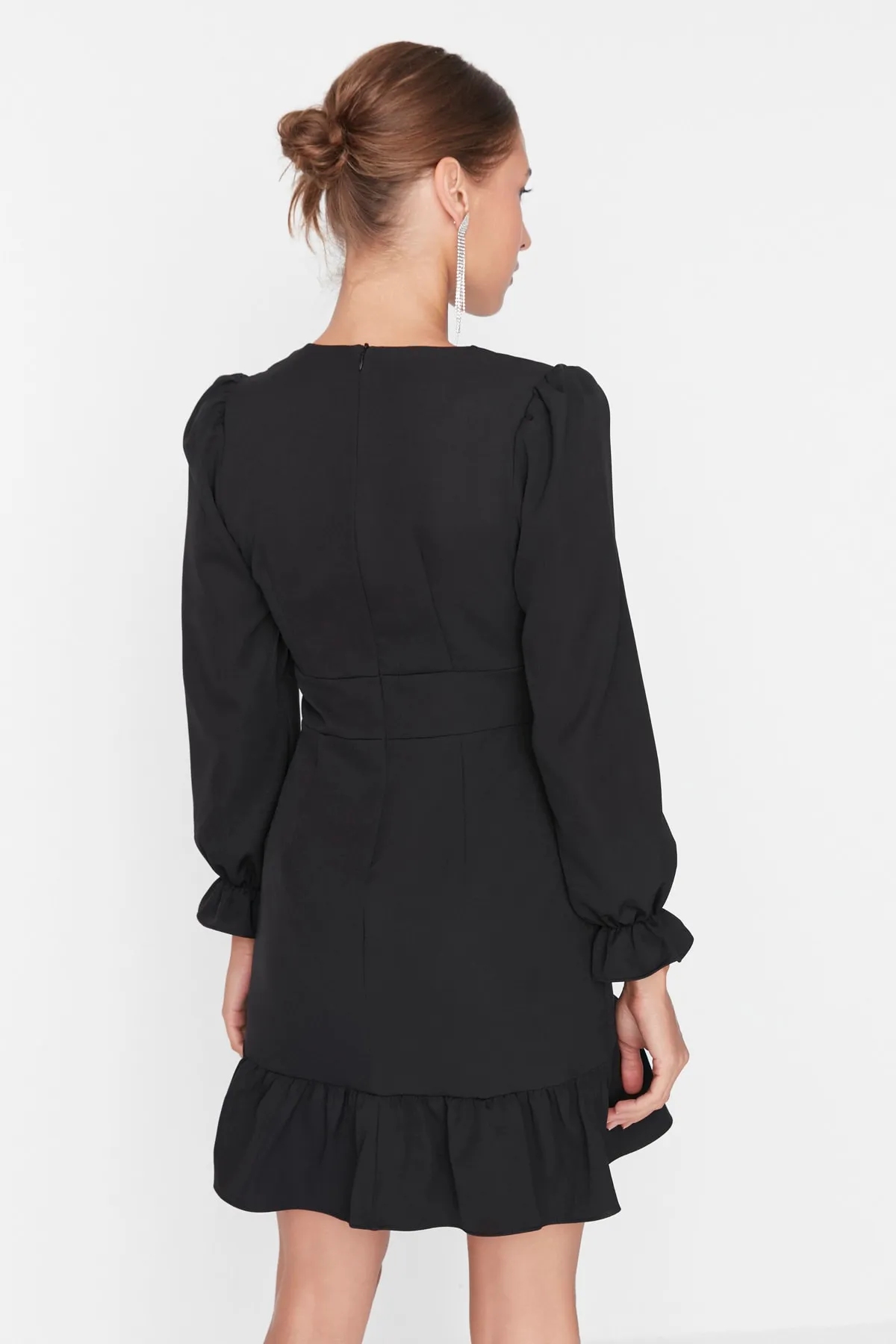 Trendyol Collection  Elegantes Abendkleid mit schwarzen Ärmeln und Details TPRAW23EL00244