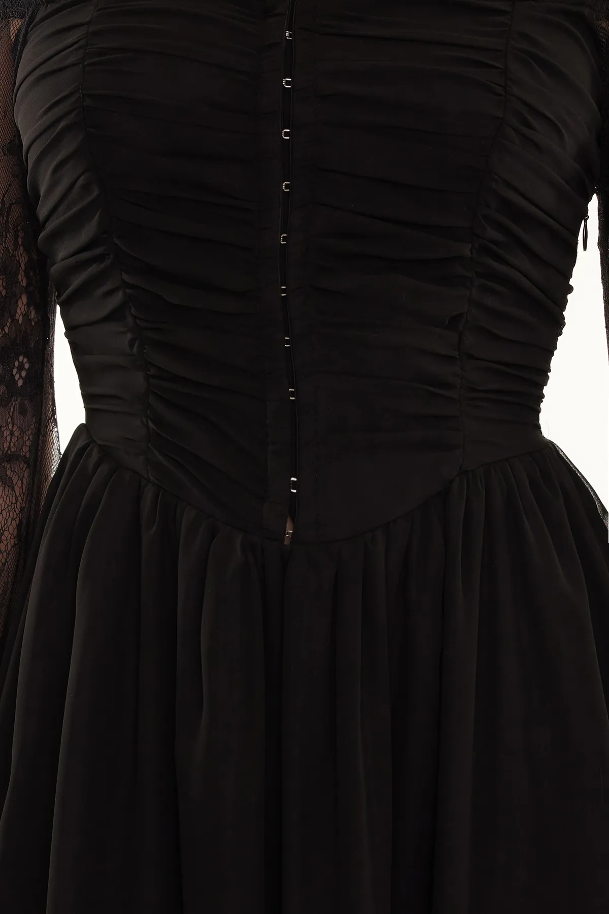 Trendyol Collection  Schwarzes, tailliertes/Skater-Kleid aus gewebtem, gefüttertem, gerafftem Chiffon, stilvolles Abendkleid TPRSS24EL00073