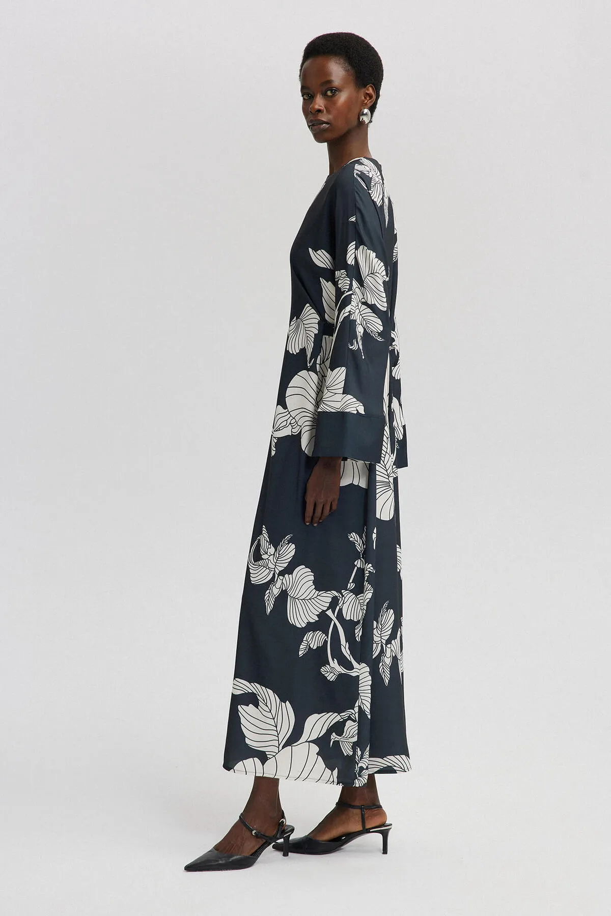 Touché Privé  KLEID AUS SATIN MIT GÜRTEL