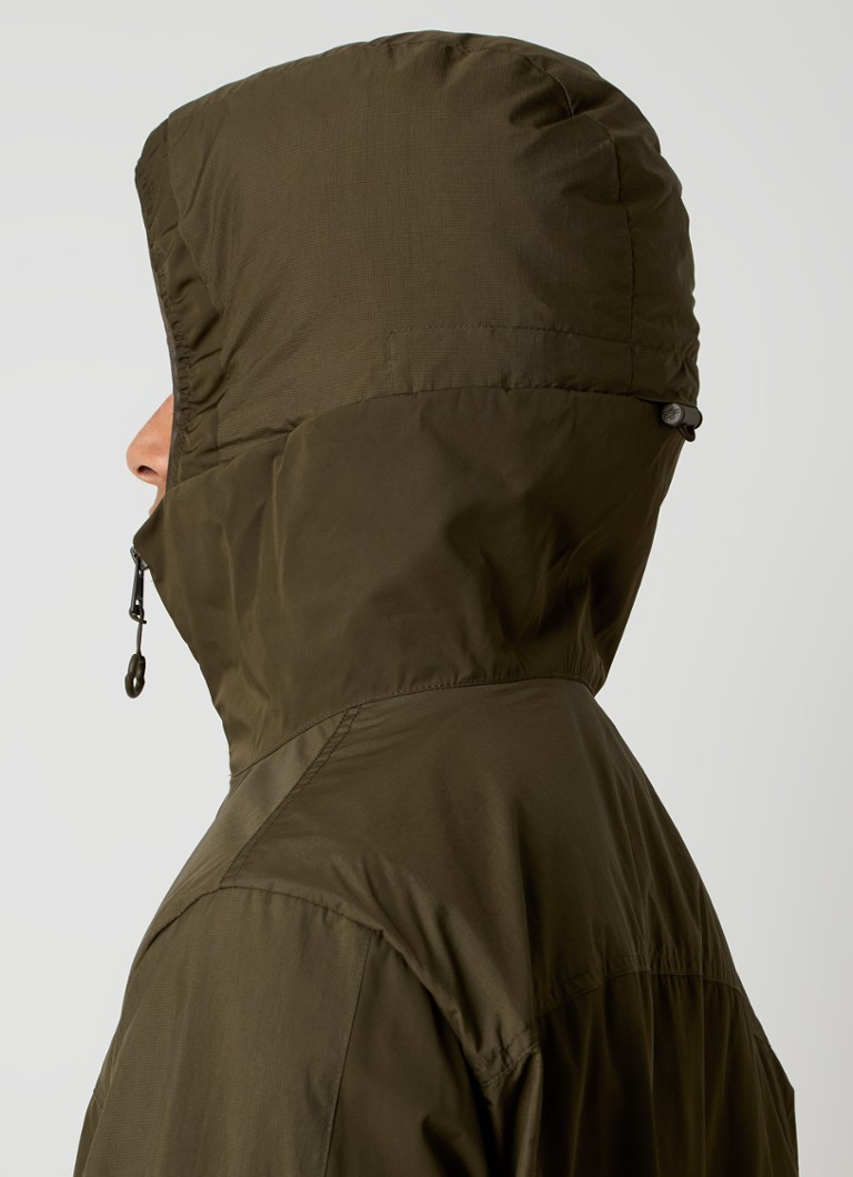 Jachetă Moncler Kona, rezistentă la vânt, cu logo și glugă.