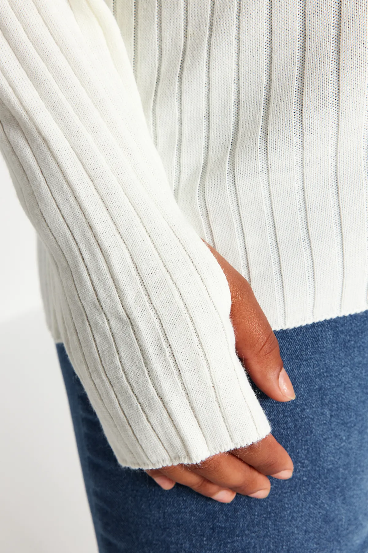 Trendyol Curve  Ecrufarbener Strickpullover mit Polokragen und Ärmeldetail TBBAW24AN00048