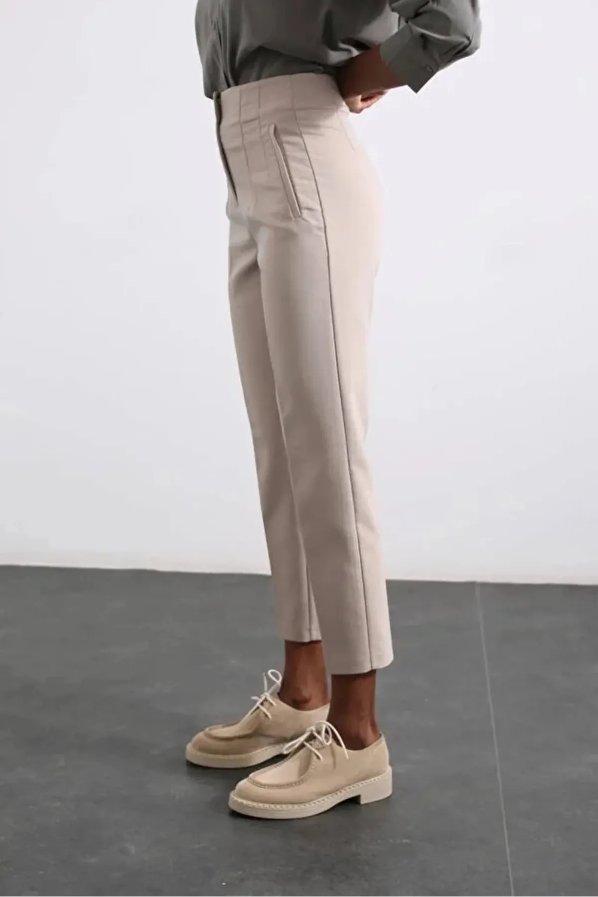 Laluvia  Steinfarbene Stoffhose mit hoher Taille und flacher Vorderseite
