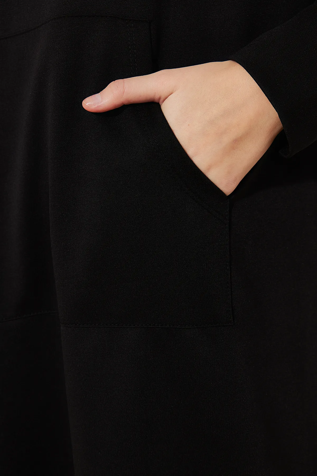 Trendyol Modest  Schwarzes Strick-Sweatkleid mit Kängurutasche und Kapuze TCTSS24EB00092