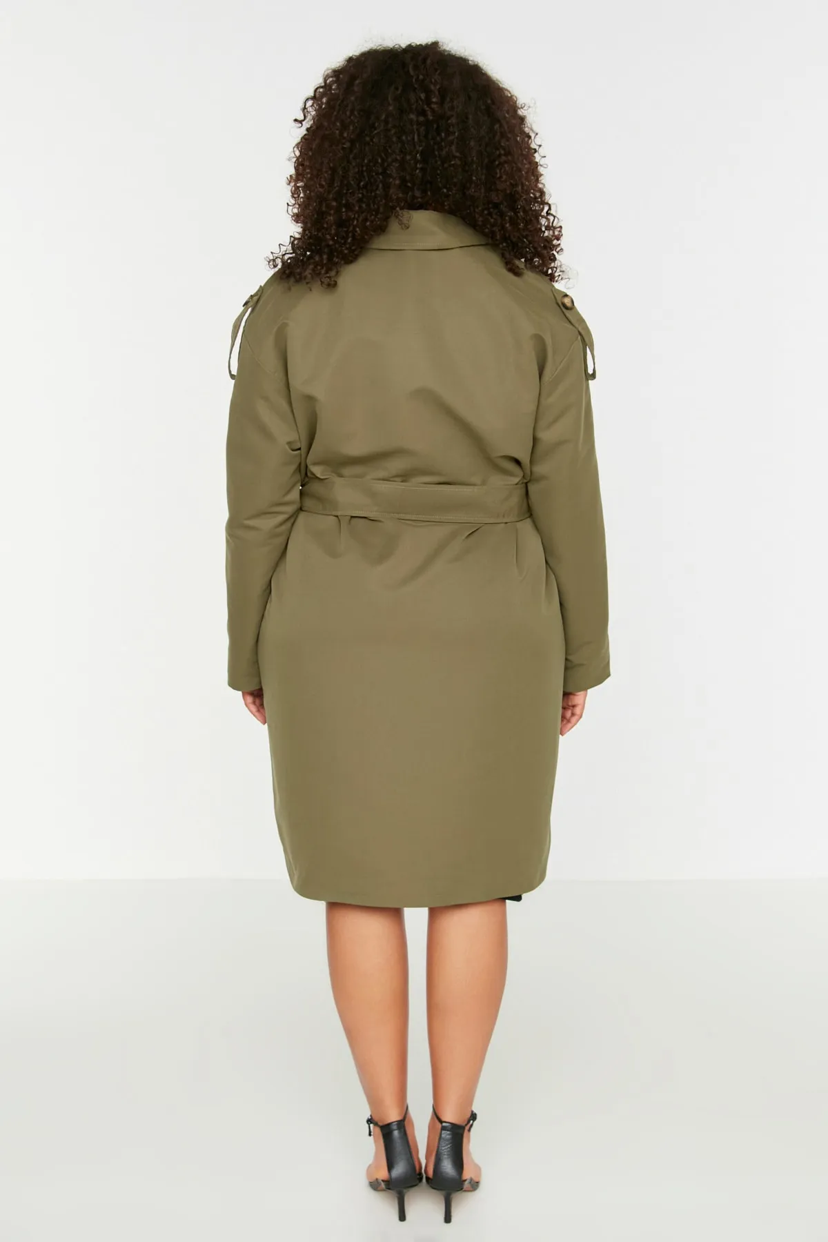 Trendyol Curve  Khakifarbener Trenchcoat mit Schulterklappen, detailliertem Jackenkragen und Gürtel, breiter Passform TBBAW23BM00001