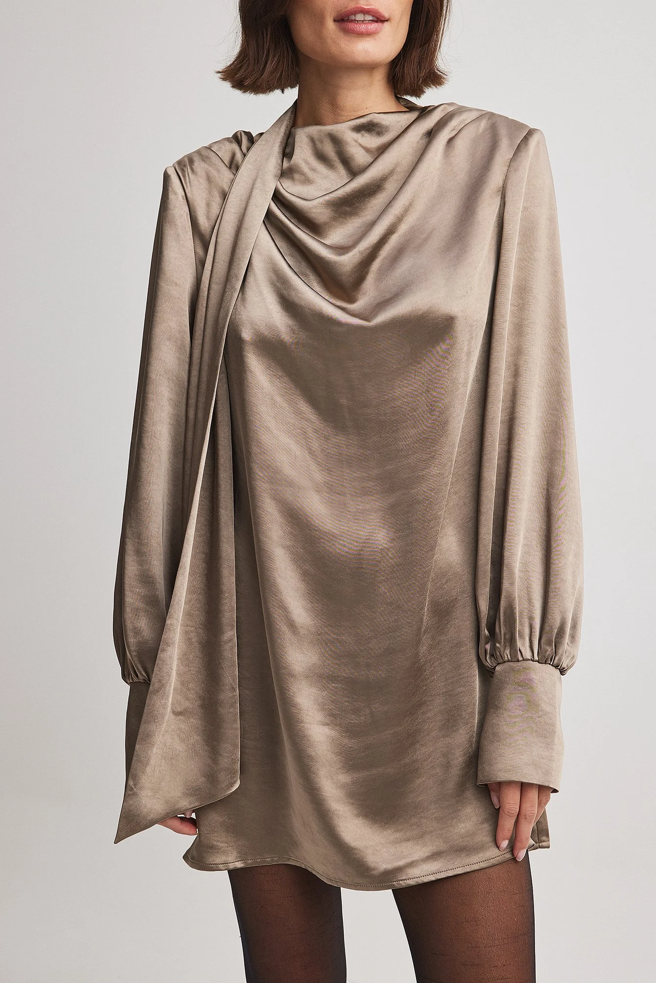 Satinkleid mit Schaldetail