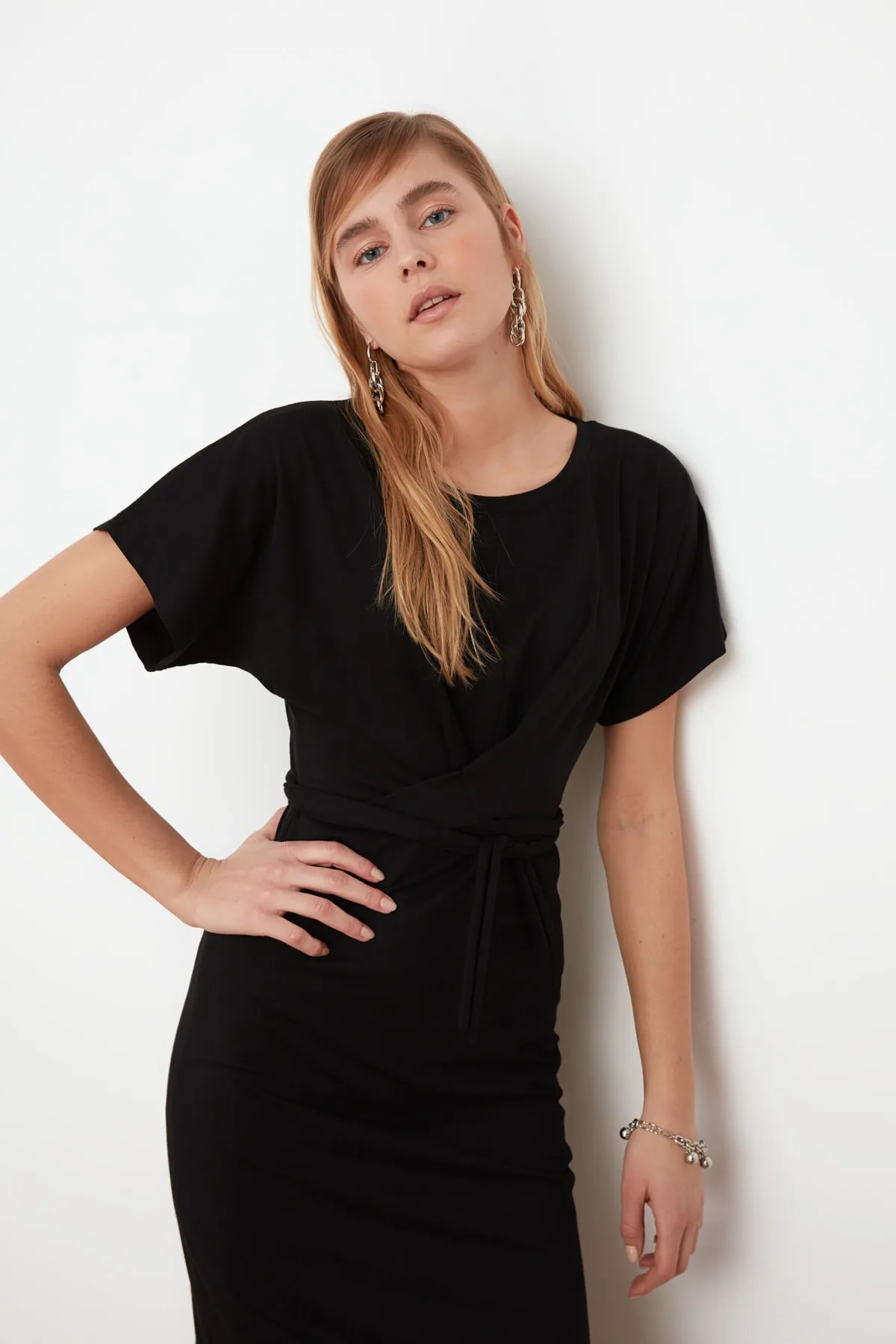 Trendyol Collection  Schwarzes, tailliertes Midi-Bleistiftkleid aus 100 % Baumwolle mit Schlitz und Bindedetail TWOSS21EL0404
