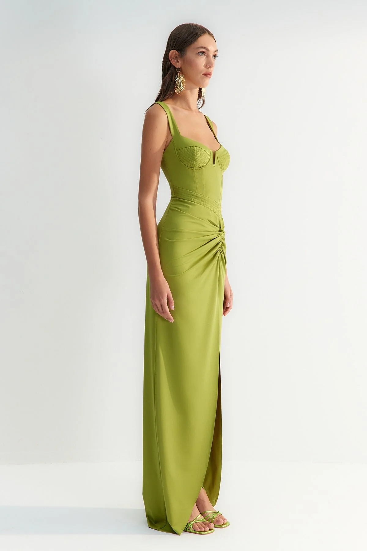 Trendyol Collection  X Zeynep Tosun Hellgrünes, figurbetontes Abend- und Abschlusskleid mit Ziernähten TCLSS23AE00010