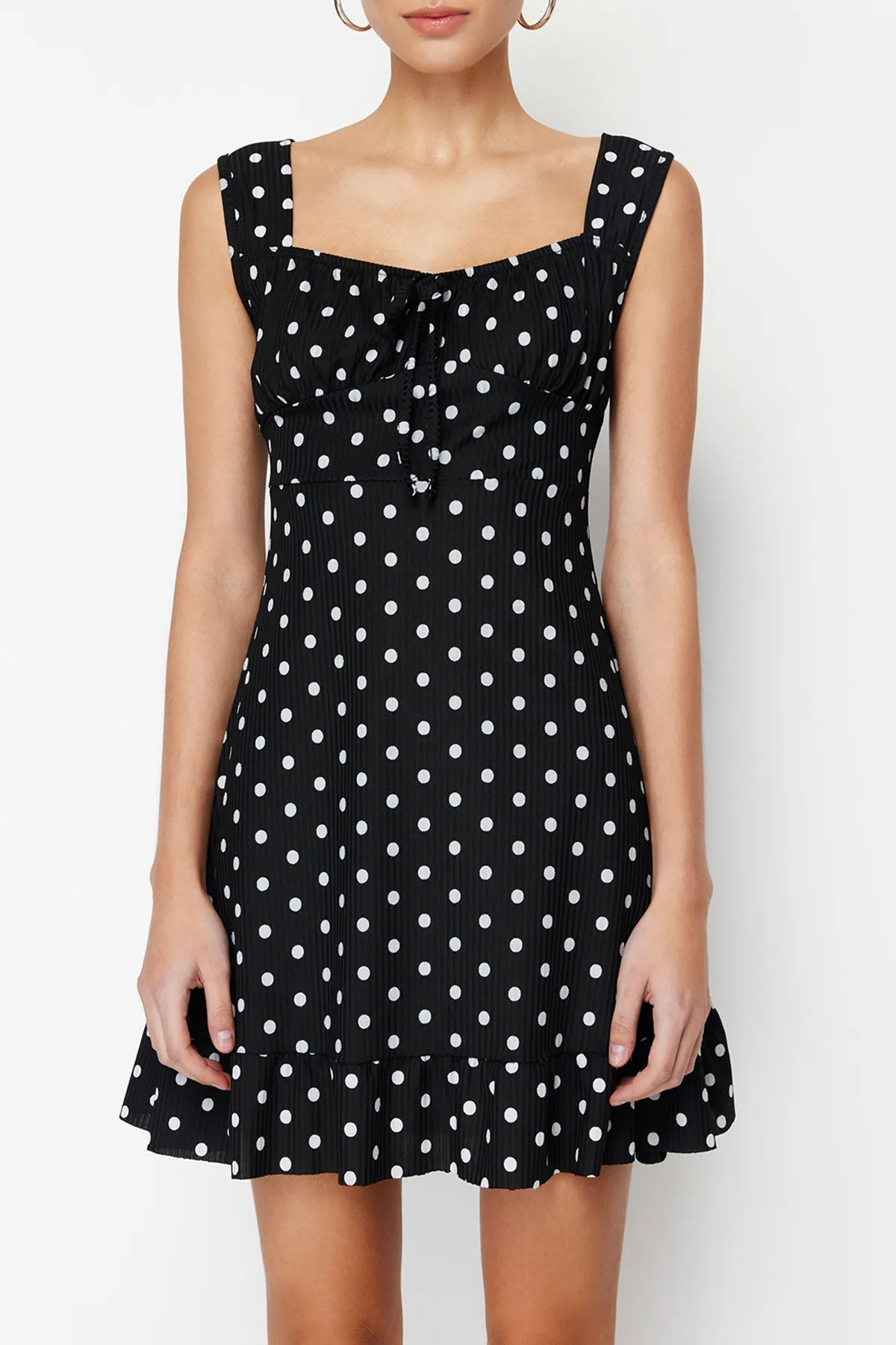 Trendyol Collection  Schwarz*001 Mini-Strick-Minikleid mit quadratischem Ausschnitt und Volants in A-Linie TWOSS23EL00348