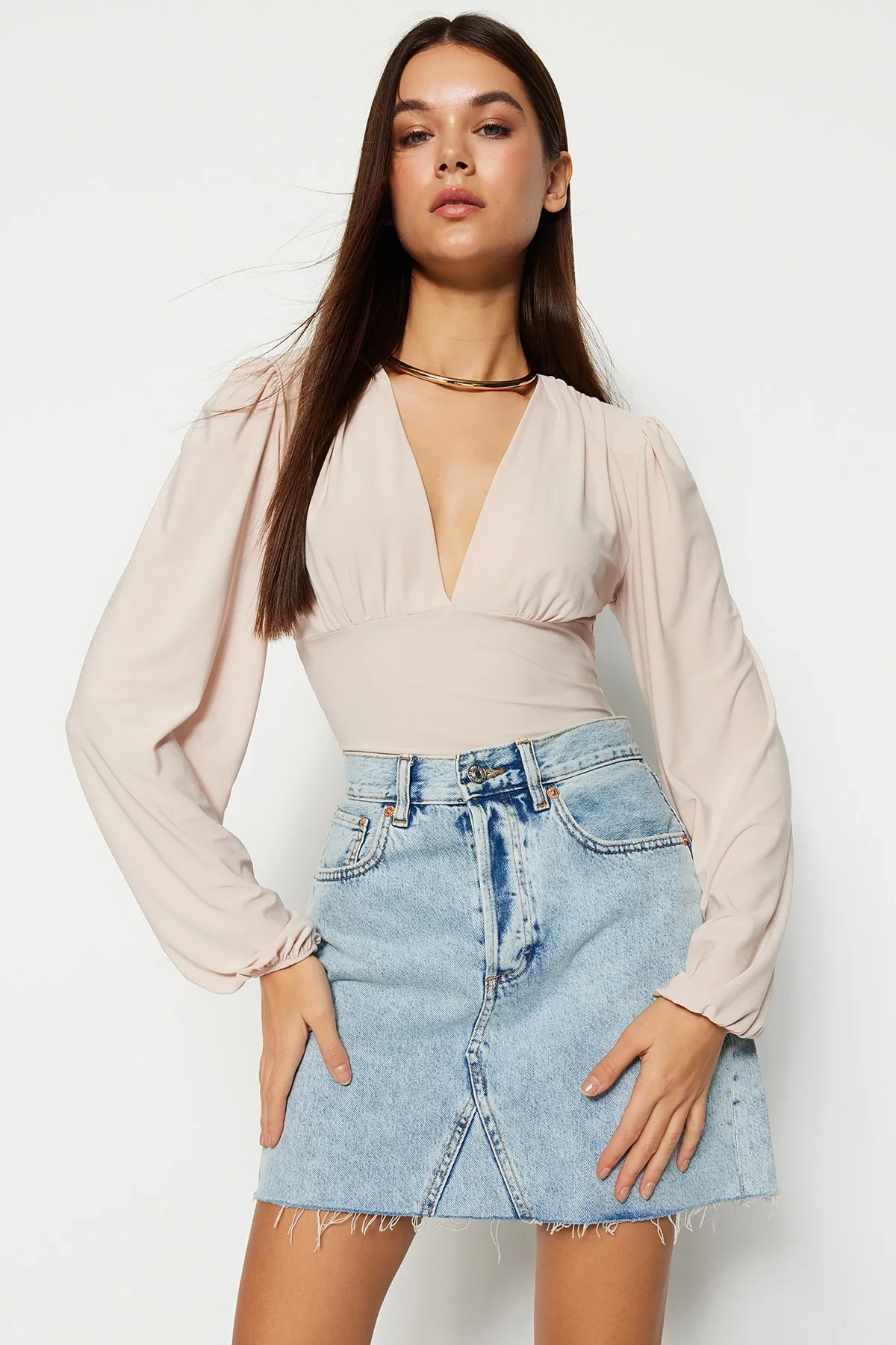 Trendyol Collection  Steinfarbener, taillierter/körperbetonter, flexibler Strickbody mit Druckknöpfen und V-Ausschnitt mit Ballonärmeln TWOSS23BD00030