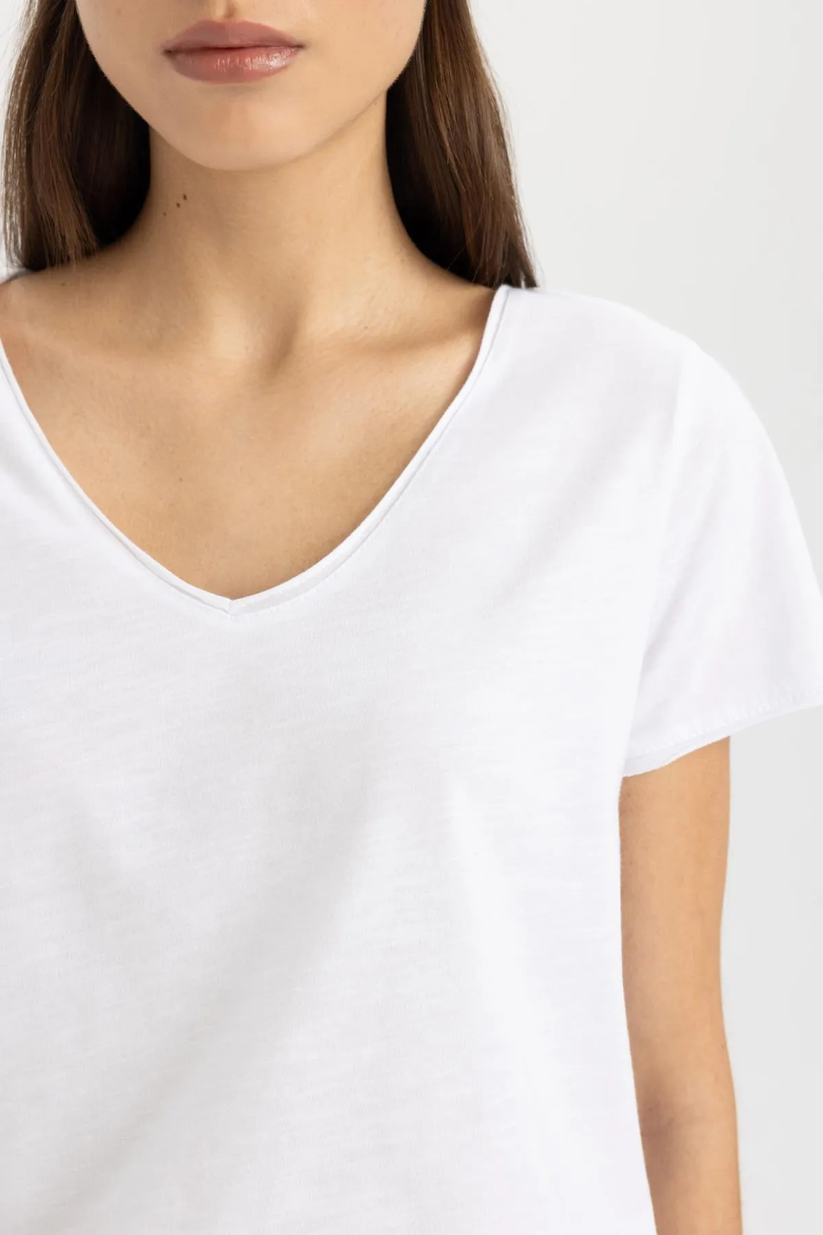 DeFacto  Kurzarm-T-Shirt mit V-Ausschnitt und normaler Passform K1507AZ24SM