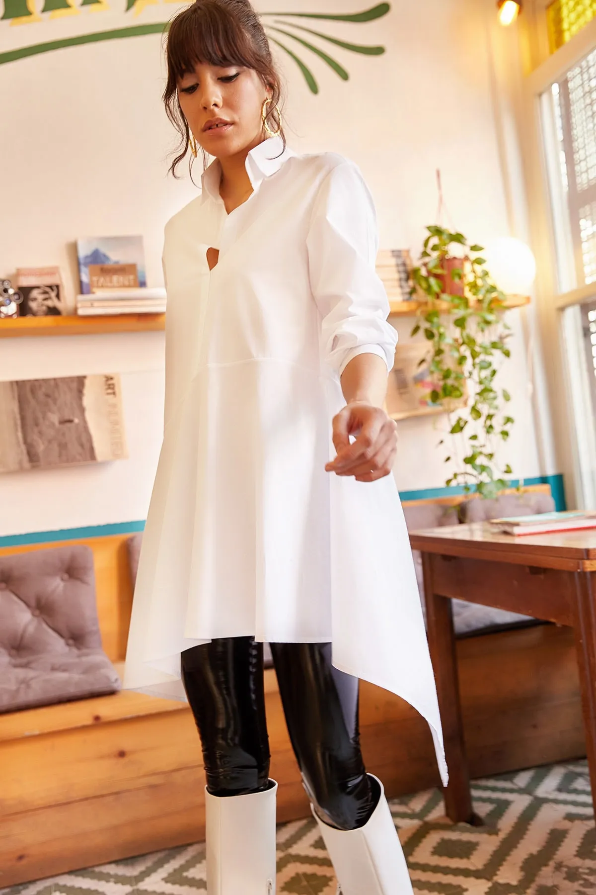 Olalook  Weiße asymmetrische Tunika mit Hemdkragen für Damen TNK-19000034