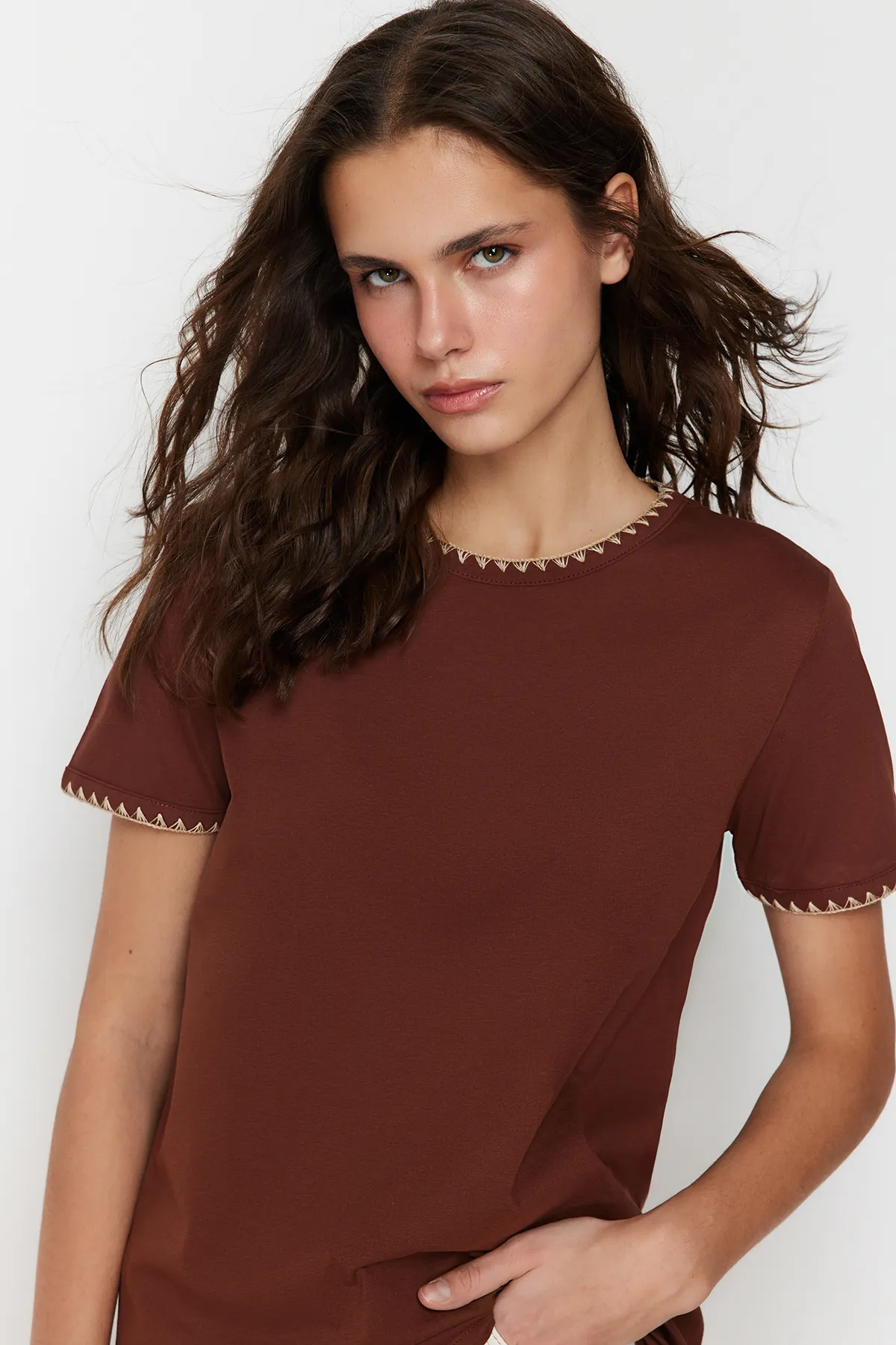Trendyol Collection  Braunes Basic-Strick-T-Shirt mit Rundhalsausschnitt, 100 % Baumwolle, Kontrastnähte, detailliertes TWOSS19AD0085
