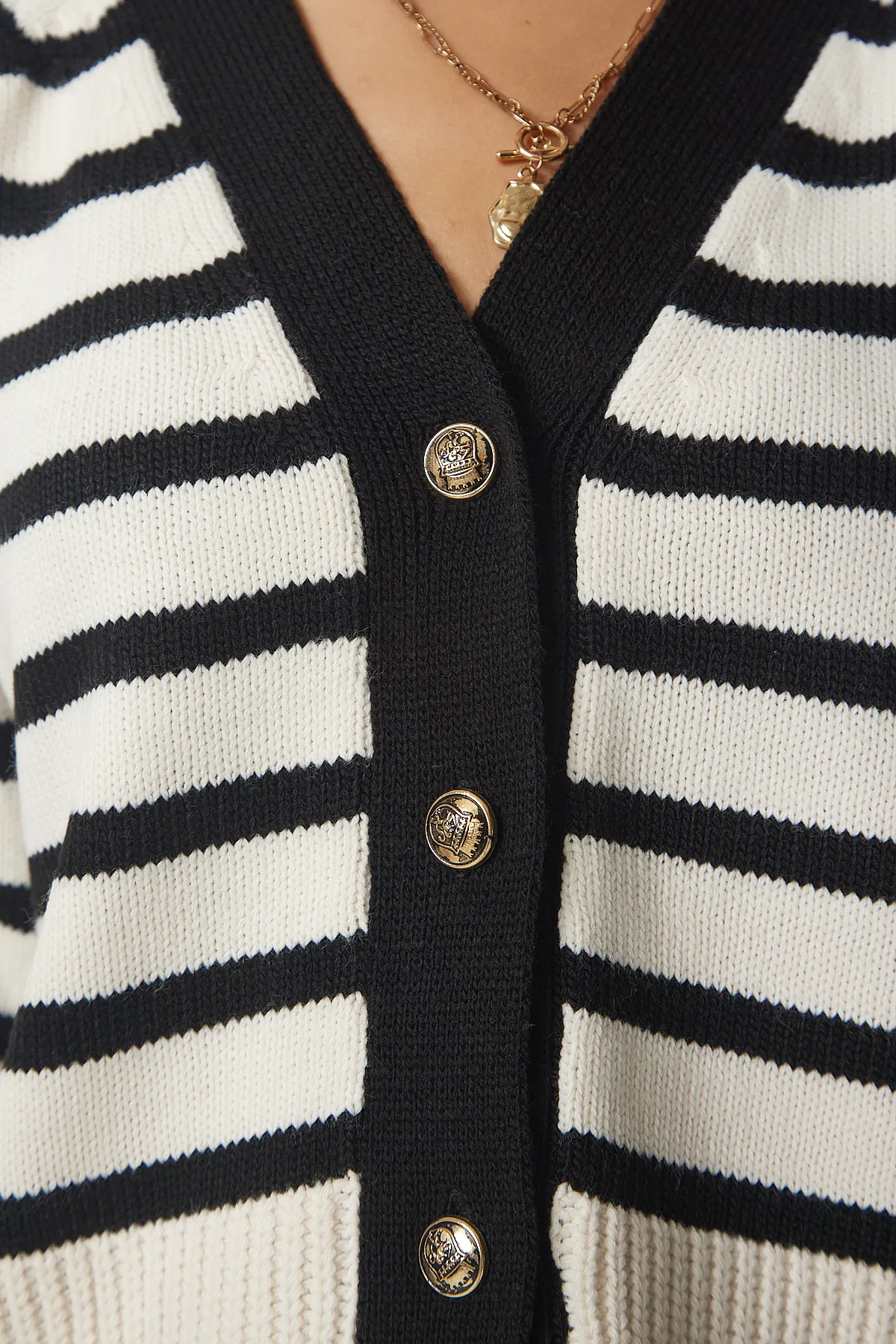 Happiness İstanbul  Cremefarbene Strickjacke mit Streifen und Metallknöpfen für Damen, BP00149