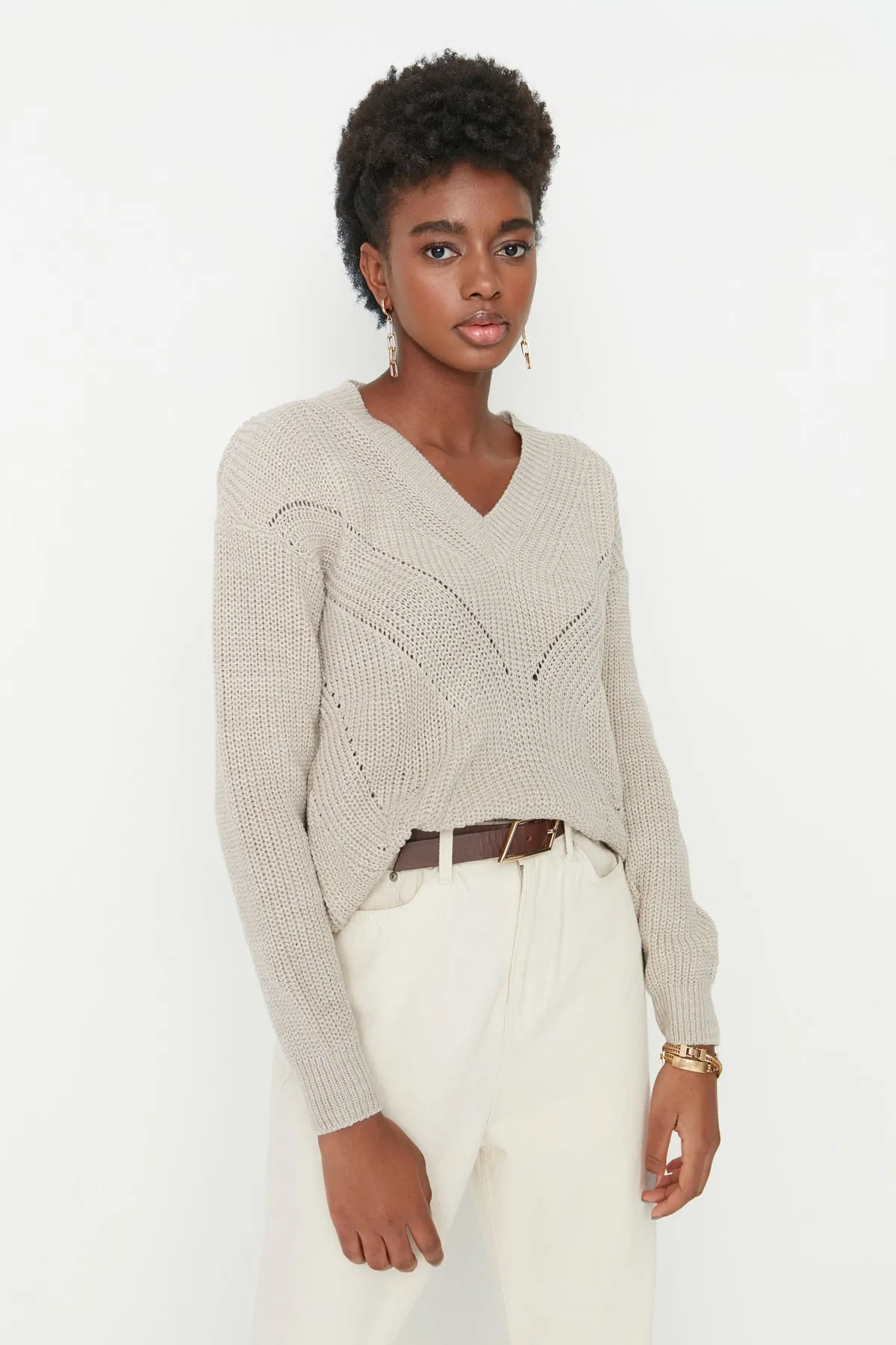 Trendyol Collection  Beigefarbener Strickpullover mit V-Ausschnitt und Lochmuster TWOAW21KZ0690