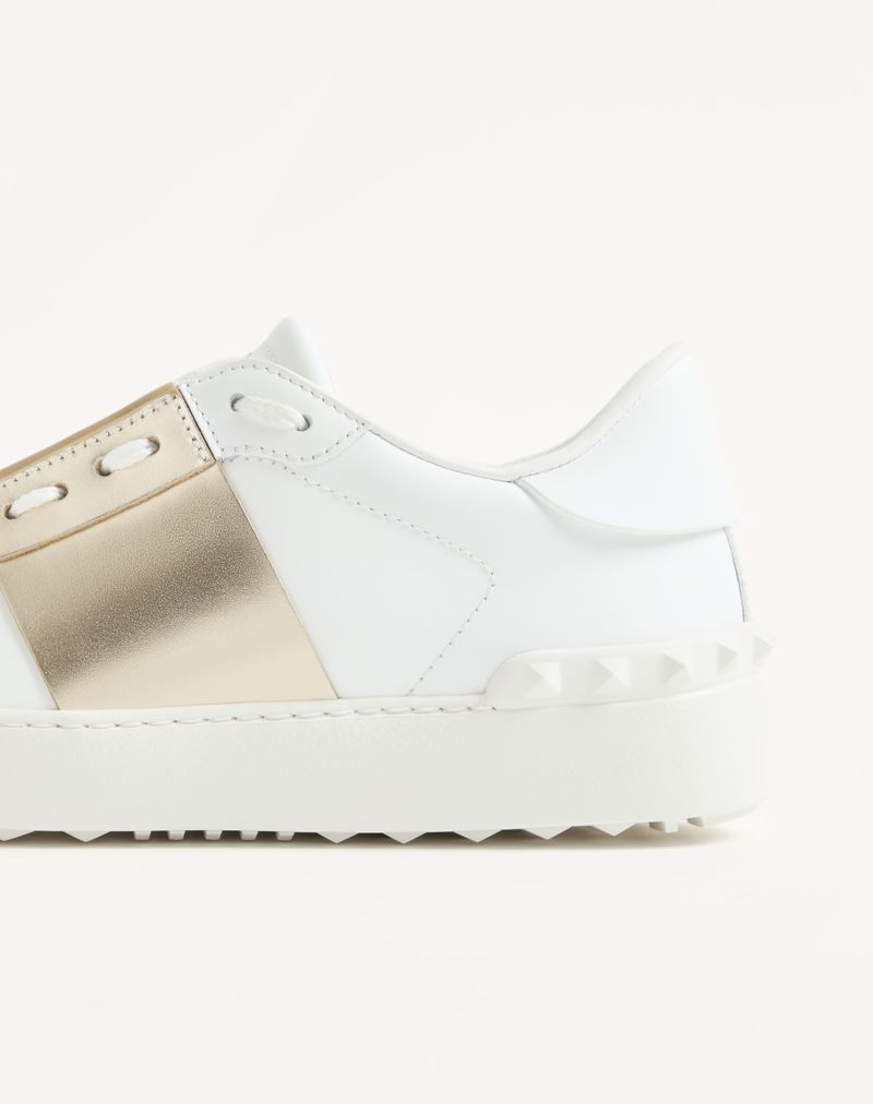 Åben sneaker med metallisk bånd