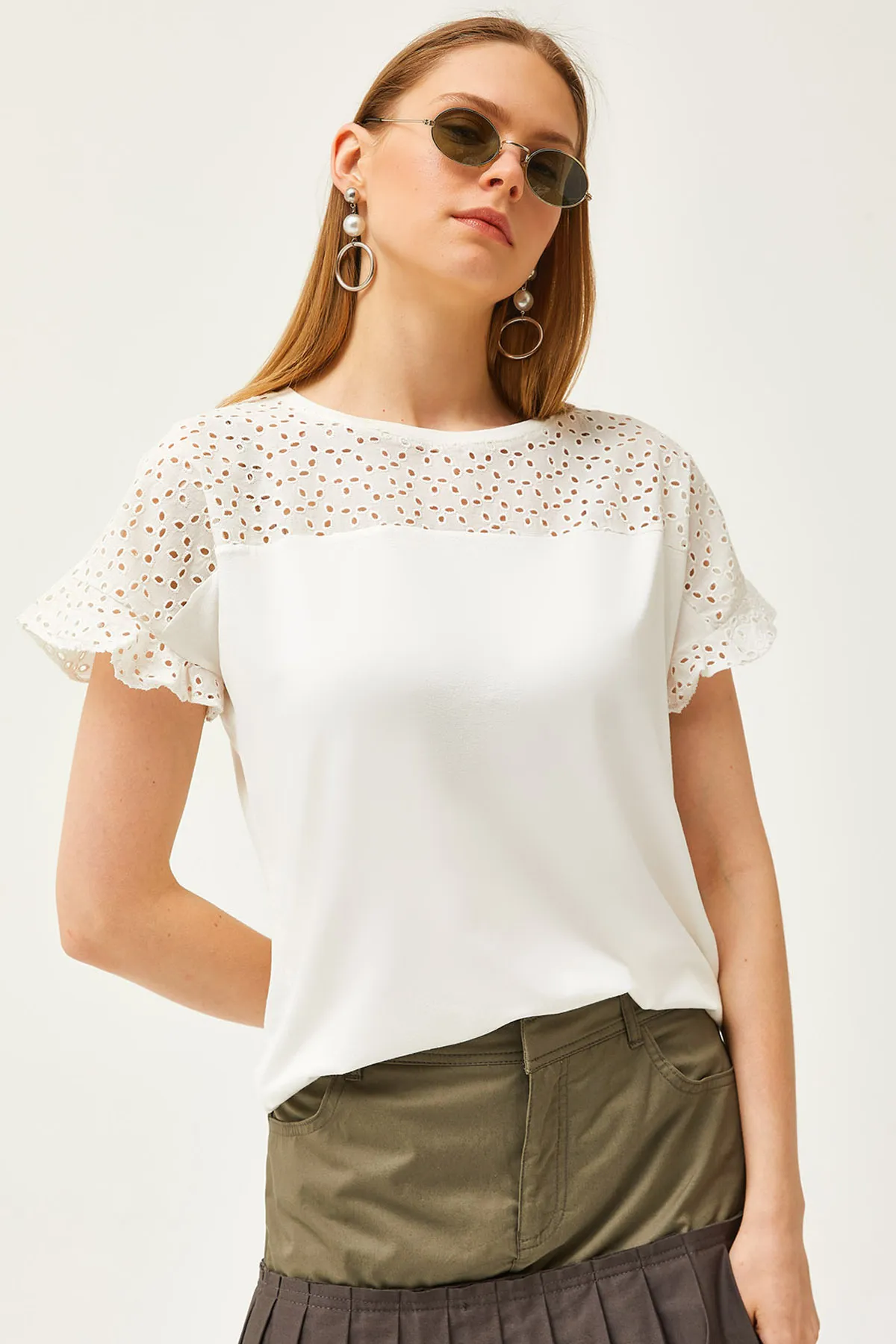 Olalook  Ecrufarbenes Damen-T-Shirt mit Volants und Muschelärmeln BLZ-19000979