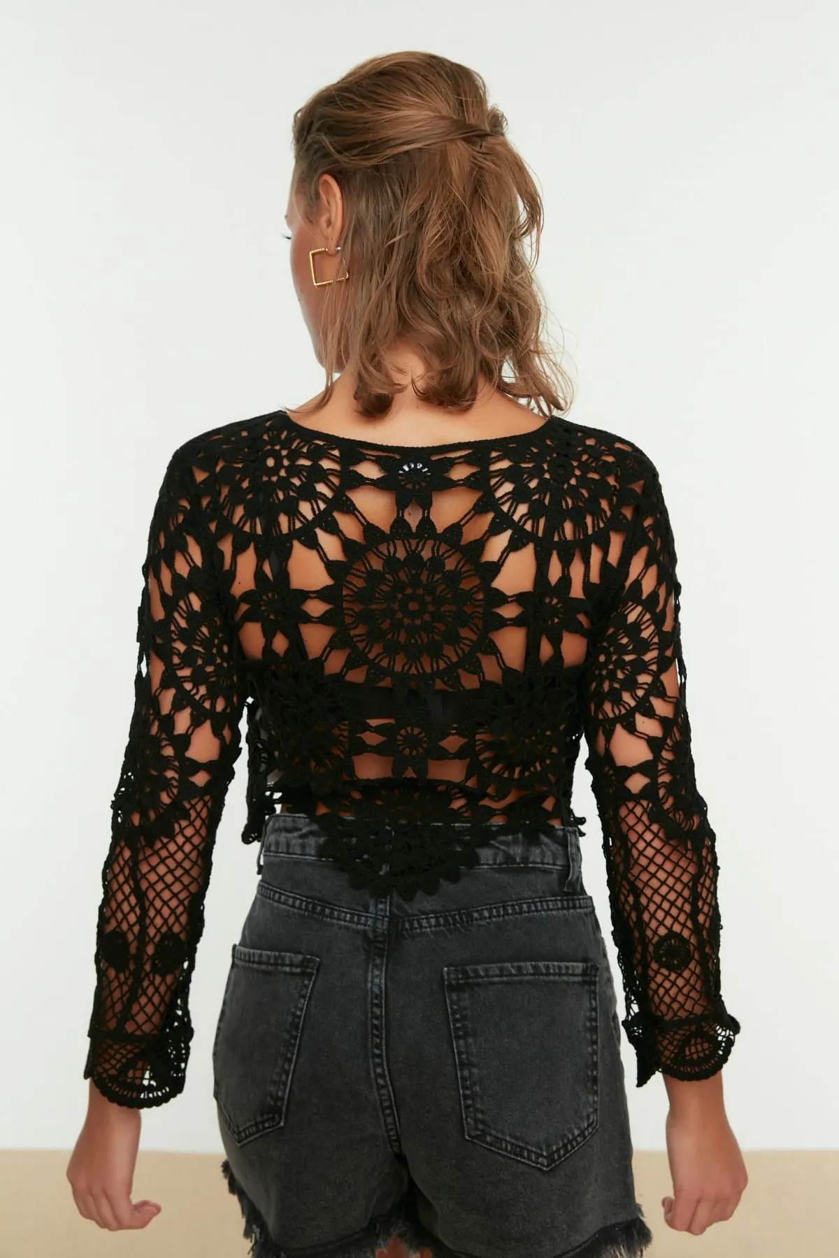 Trendyol Collection  Schwarze, kurz geschnittene Bluse im Strick-Look TBESS20BZ0572