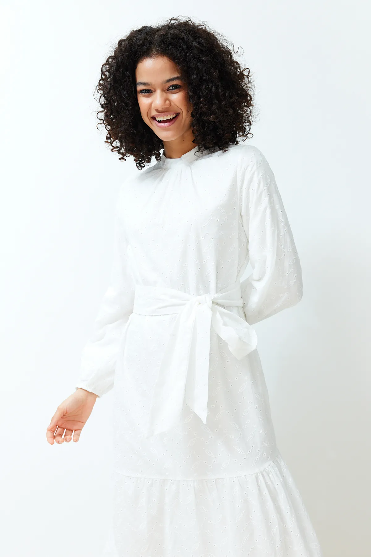 Trendyol Modest  Weißes, gewebtes Kleid mit Stehkragen, Stickerei und Spitzenfutter TCTSS24EB00053