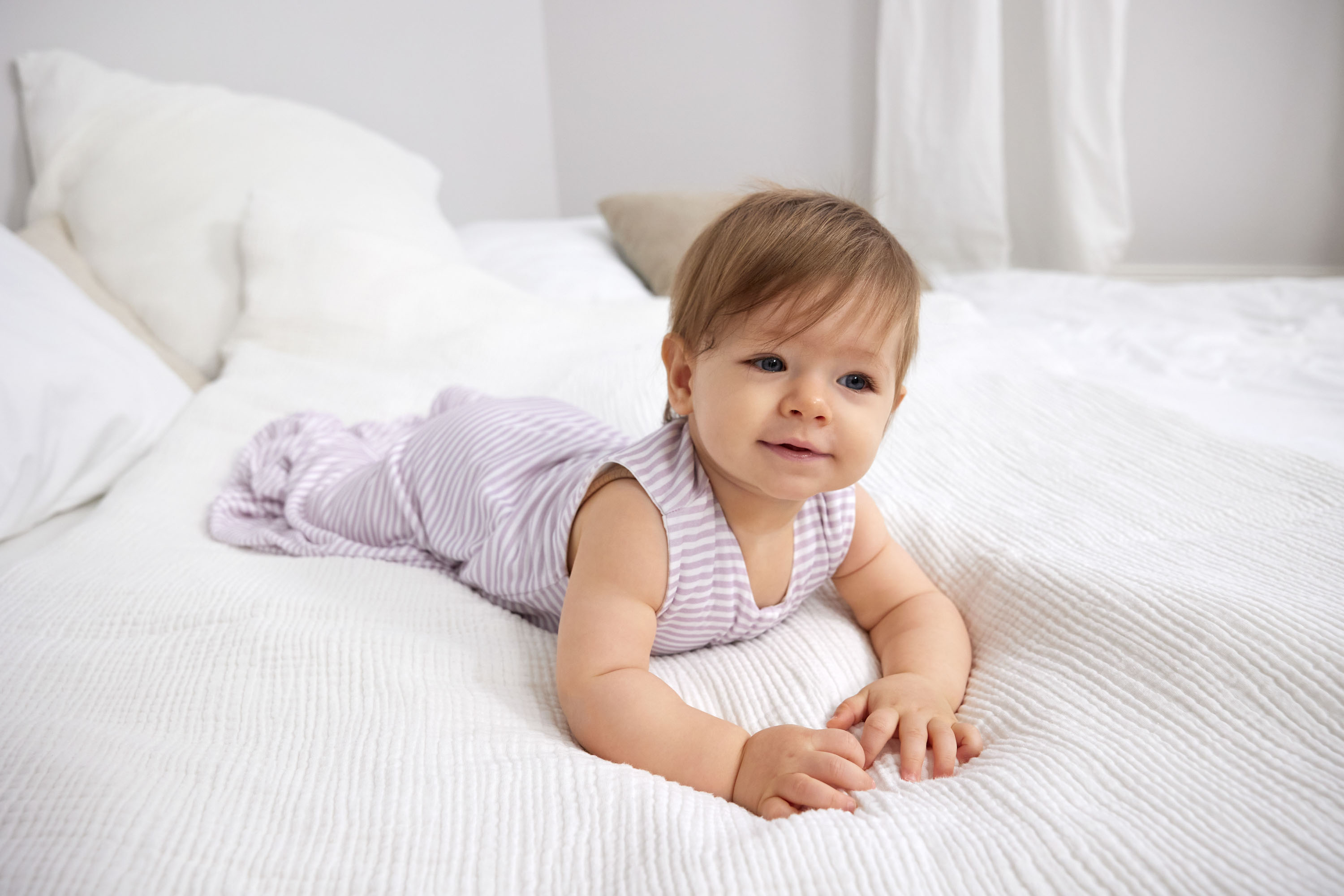 Baby Schlafsack 0,5 TOG - Gestreift, Lila Milky
