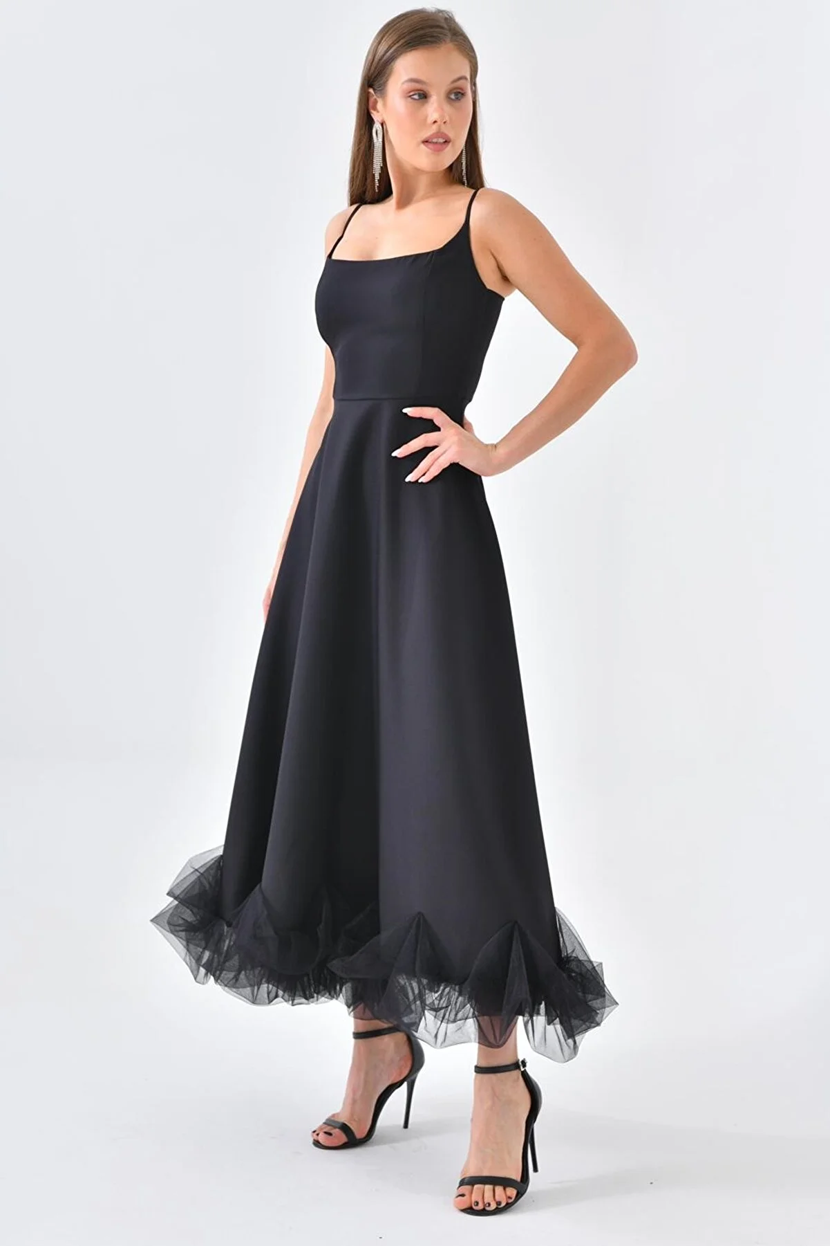 lovebox  Schwarzes Abendkleid in Midilänge mit schmalen Trägern, ausgestelltem Rock aus Baumwollatlasgewebe und Tülldetail 9326