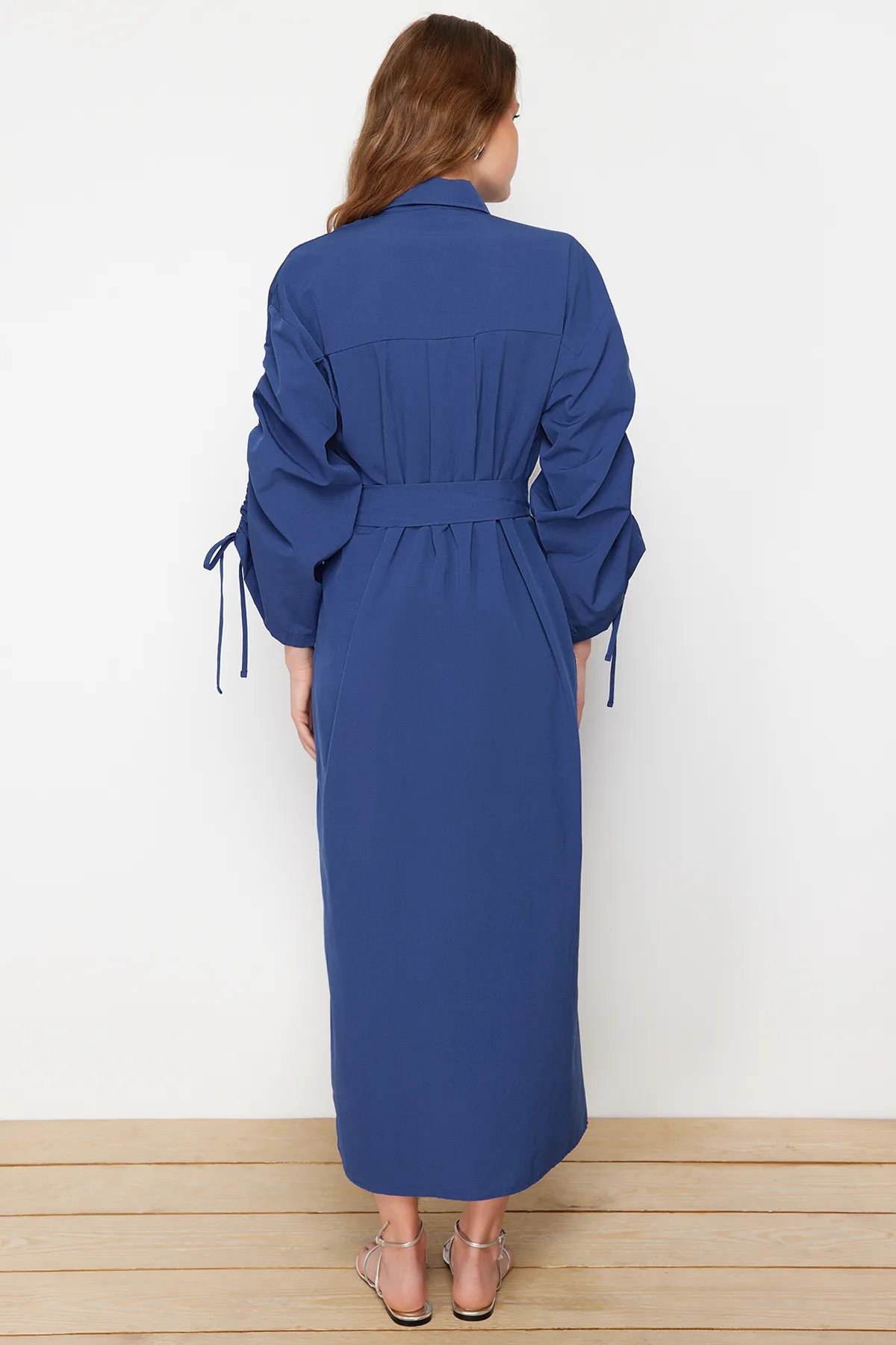 Trendyol Modest  Saks-Hemdkleid aus gewebter Baumwolle mit Gürtel und verstellbaren Ärmeln, Detail TCTSS23EB00365