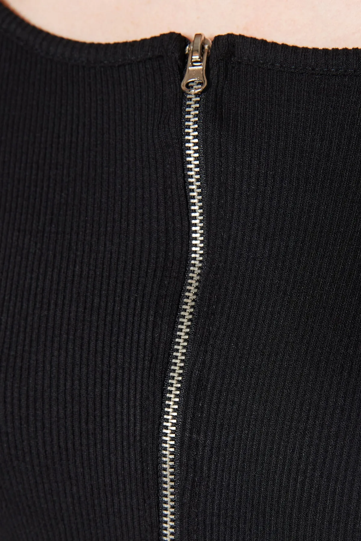 Trendyol Collection  Schwarze Strickbluse mit Reißverschluss TWOAW22BZ0598