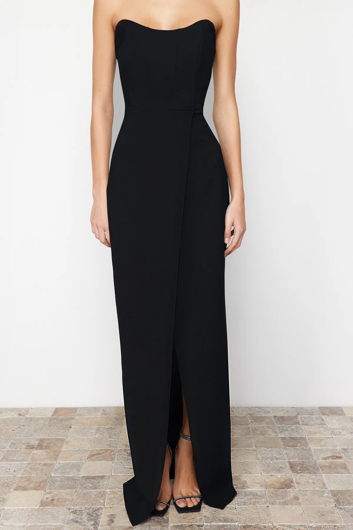Trendyol Collection  Schwarzes, langes Abendkleid mit gewebtem Korsettdetail TPRSS24AE00151