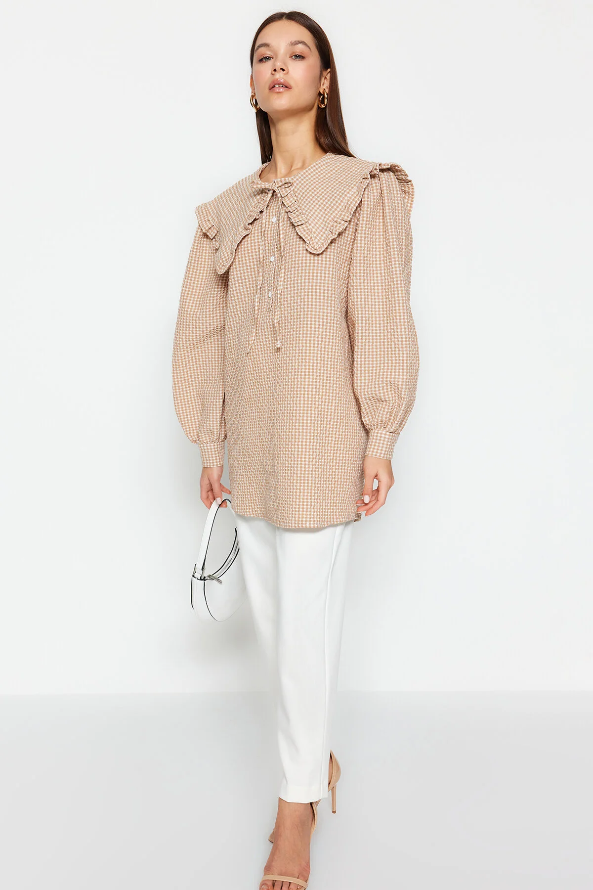 Trendyol Modest  Braune gewebte Tunika mit Gingham-Muster und Babykragen TCTSS23UK00065
