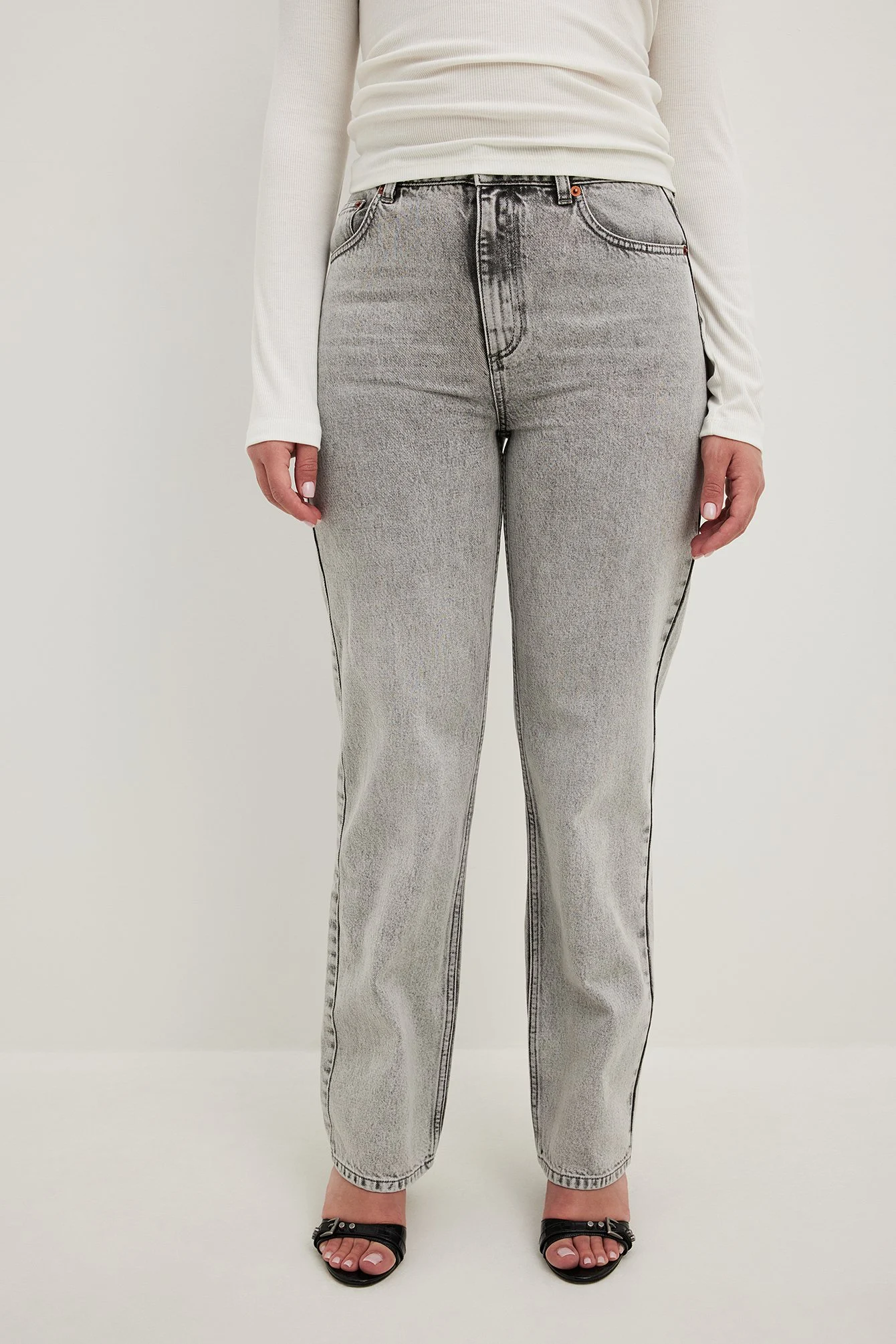 Gerade geschnittene Jeans mit hoher Taille