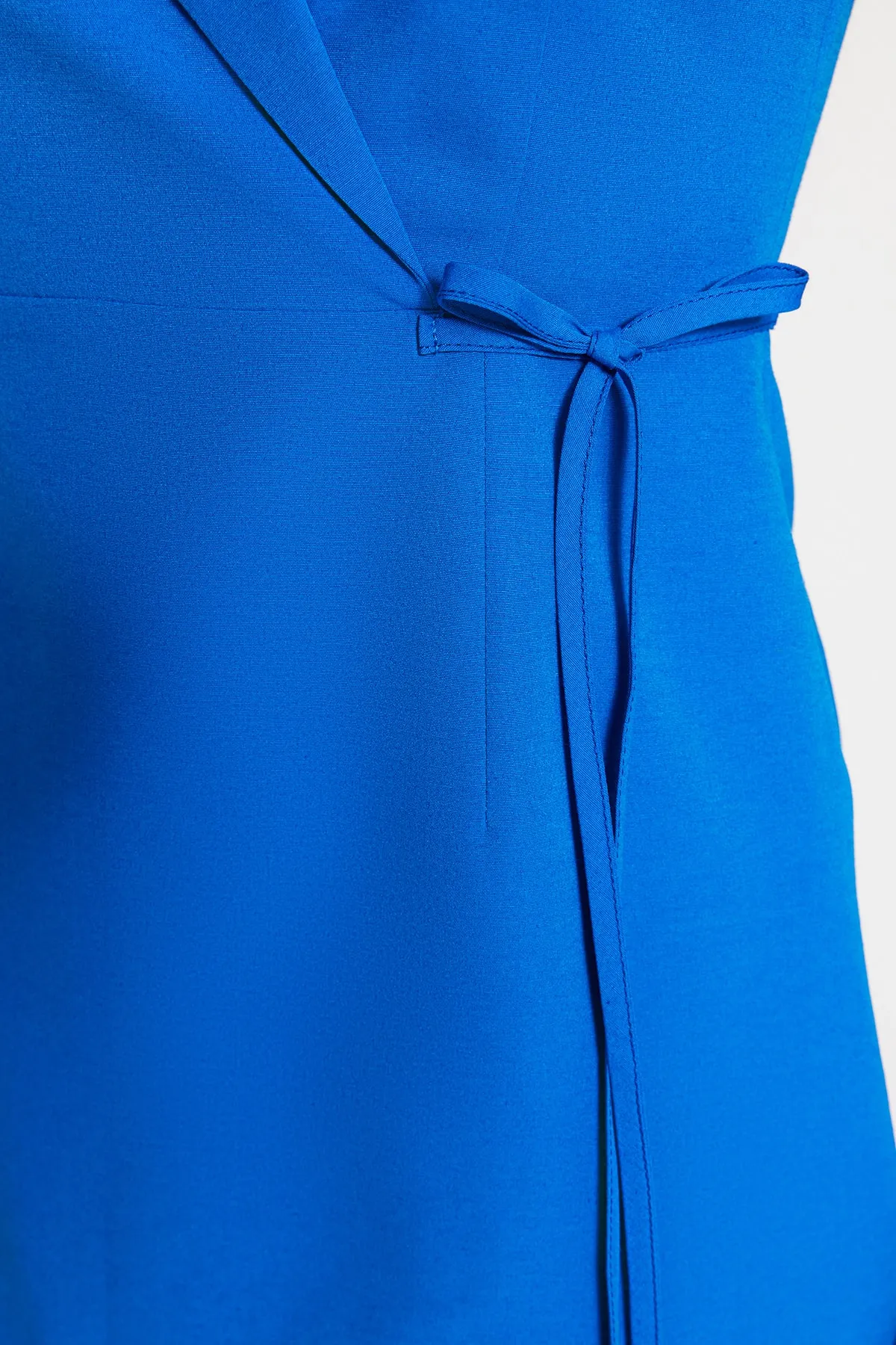 Trendyol Collection  Blaues Mini-Jackenkleid in A-Linie/Glockenform mit Bindedetail TWOSS23EL01508