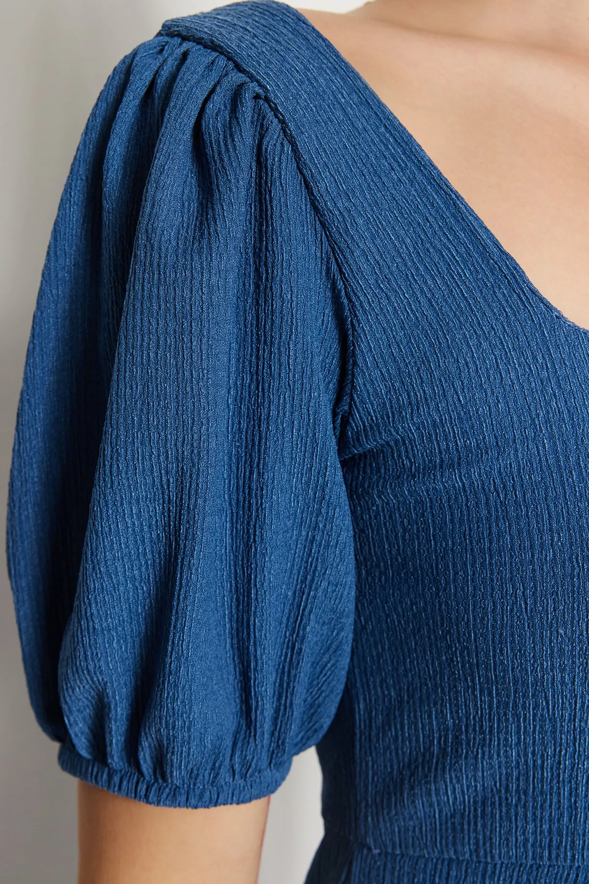 Trendyol Collection  Indigoblaues A-Linien-Strickkleid mit quadratischem Ausschnitt, Ballonärmeln, Schlitzdetail, Wickel-/strukturiertem Midi-Strickkleid TWOSS23EL01533