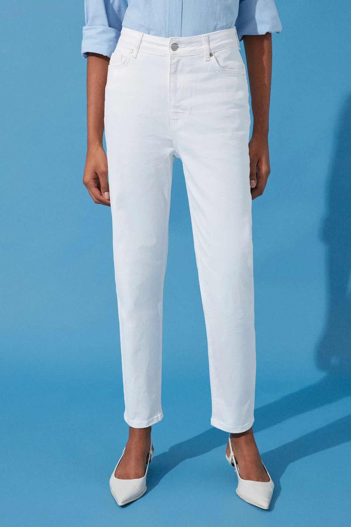 Trendyol Collection  Weiße, nachhaltigere Mom-Jeans mit hoher Taille TWOSS24JE00122