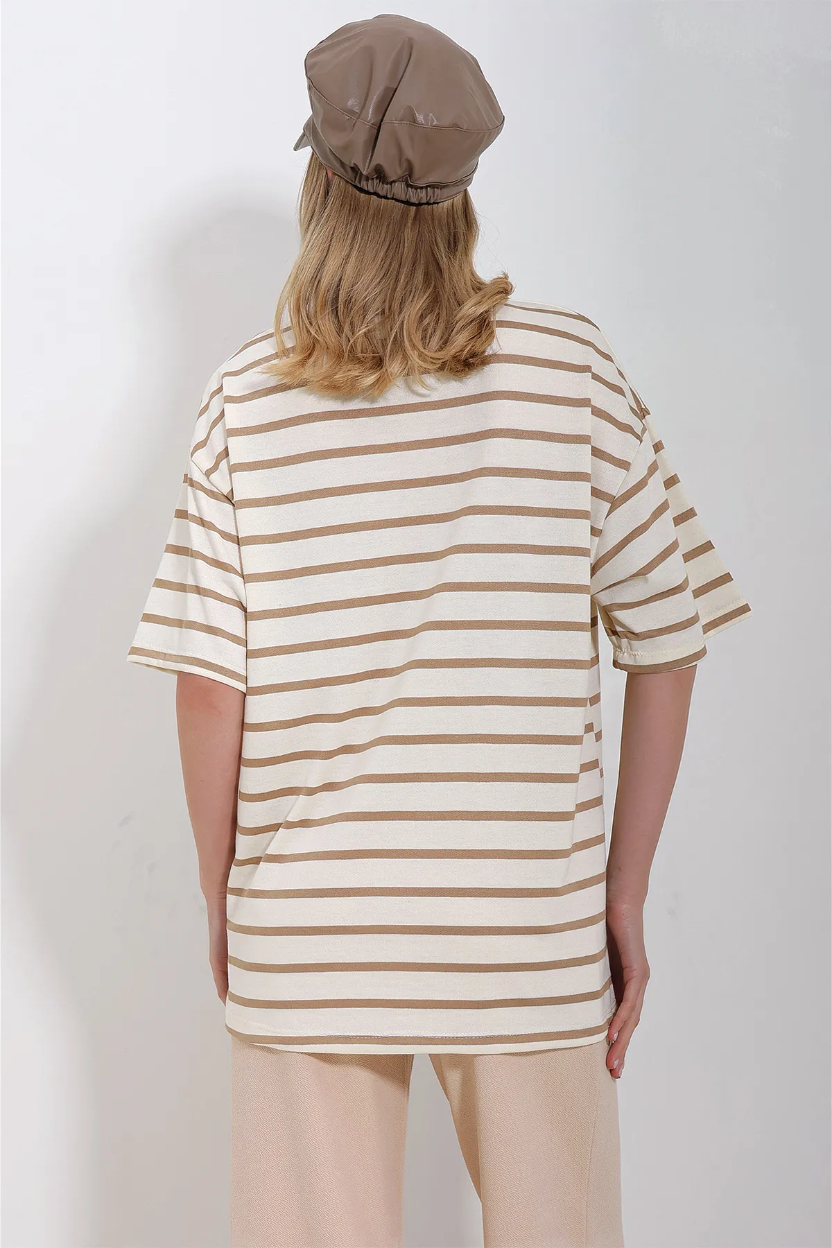 Trend Alaçatı Stili  Damen-Unisex-T-Shirt „Milchkaffee“ mit Rundhalsausschnitt, gerippt, gestreift, 2 Fäden, ALC-X11418