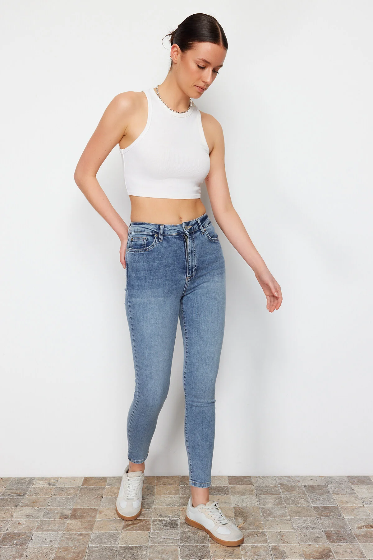 Trendyol Collection  Hellblaue High Waist Skinny Jeans mit Shaping-Effekt TWOAW24JE00070