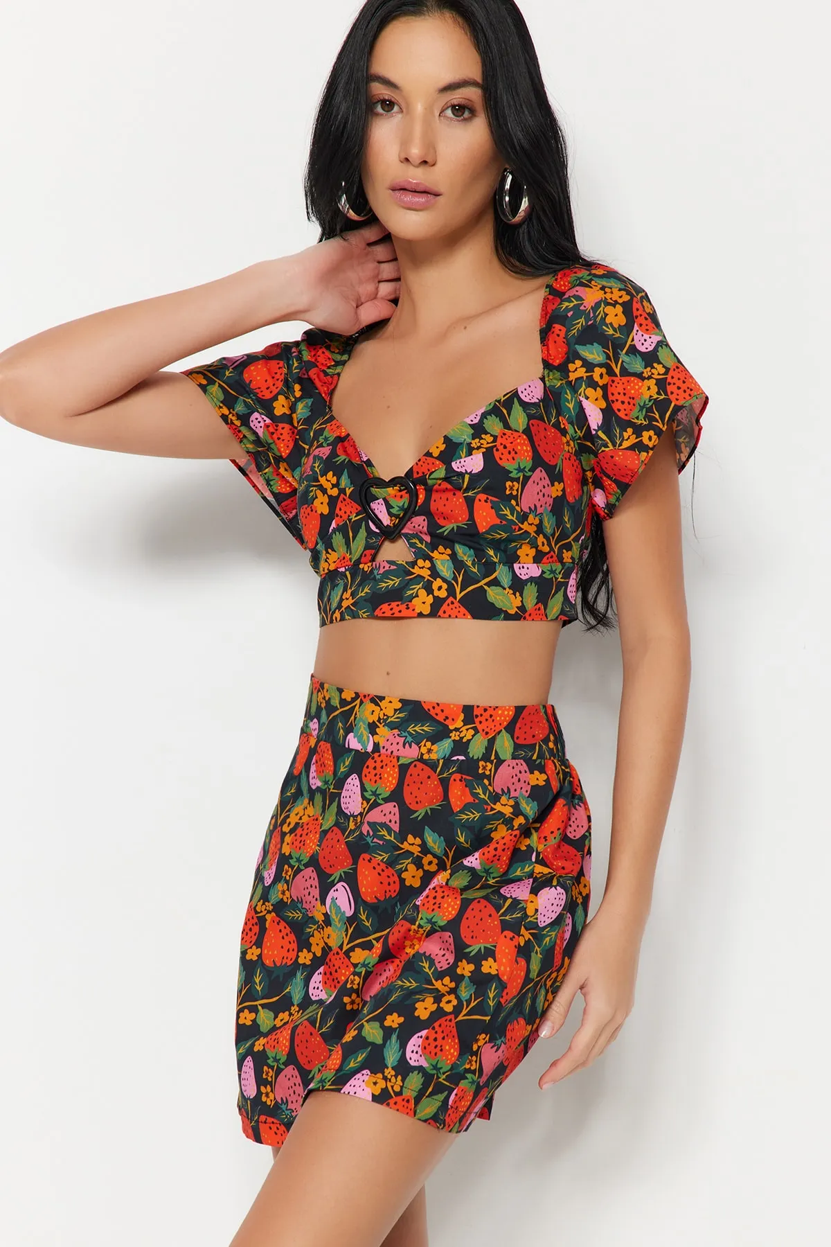Trendyol Collection  Blusen-Shorts-Set aus 100 % Baumwolle mit gewebten Accessoires mit Fruchtmuster TBESS23AU00185