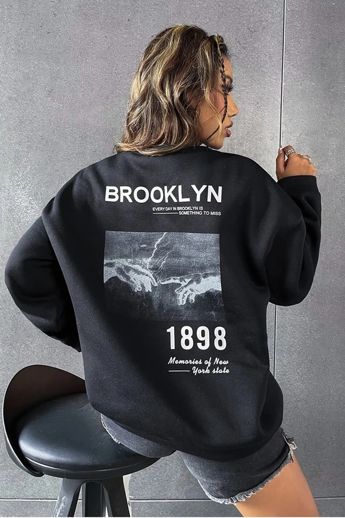 MODAGEN  Schwarzes, bedrucktes Oversize-Sweatshirt „Brooklyn 1898“ mit Rundhalsausschnitt