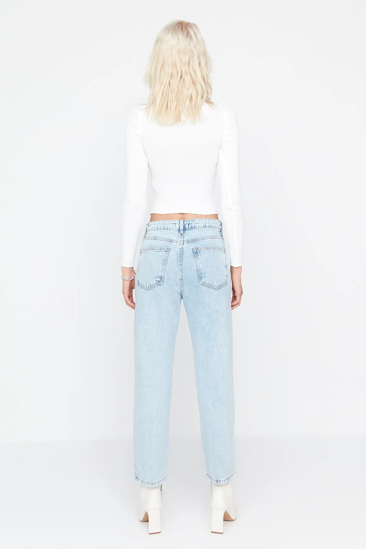 Trendyol Collection  Blaue gerade Jeans mit hoher Taille TWOSS22JE0254
