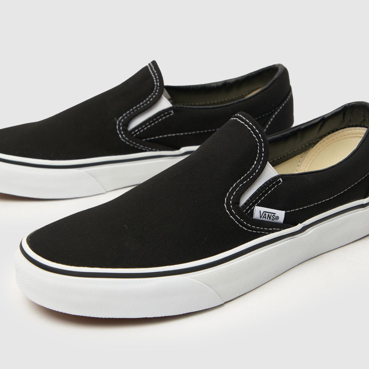 Vans Classic Slip Vi cipők fekete-fehér színben
