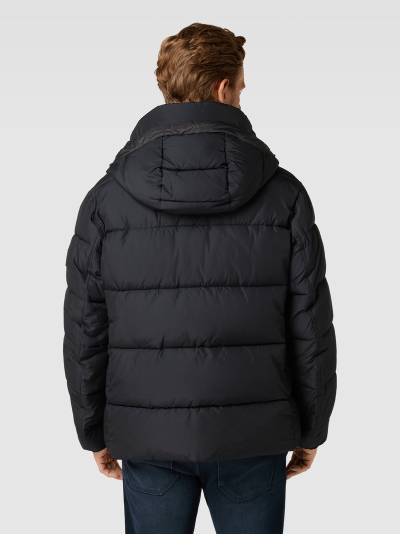 Winterjacke mit Kapuze in schwarz
