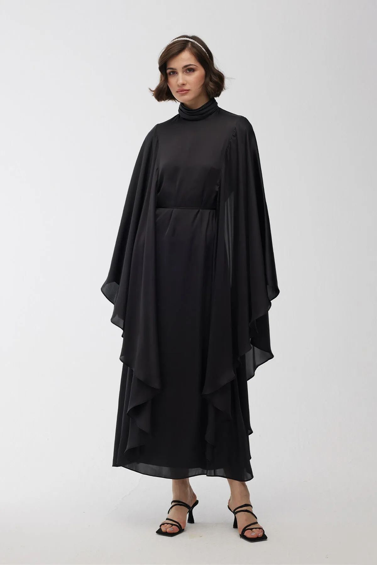 Manuka  Satin-Cape-Abendkleid Schwarz